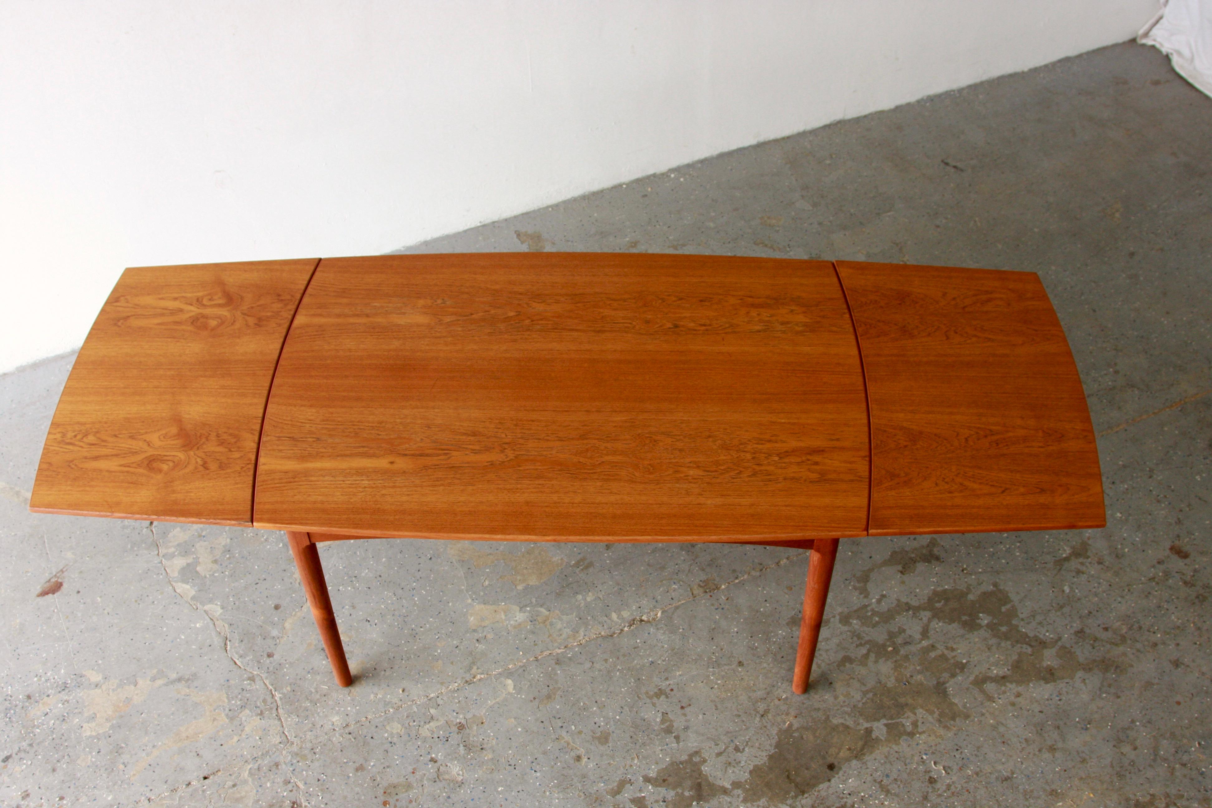 Stunning 1960's Danish Modern Teak Dining Table In Good Condition For Sale In Las Vegas, NV