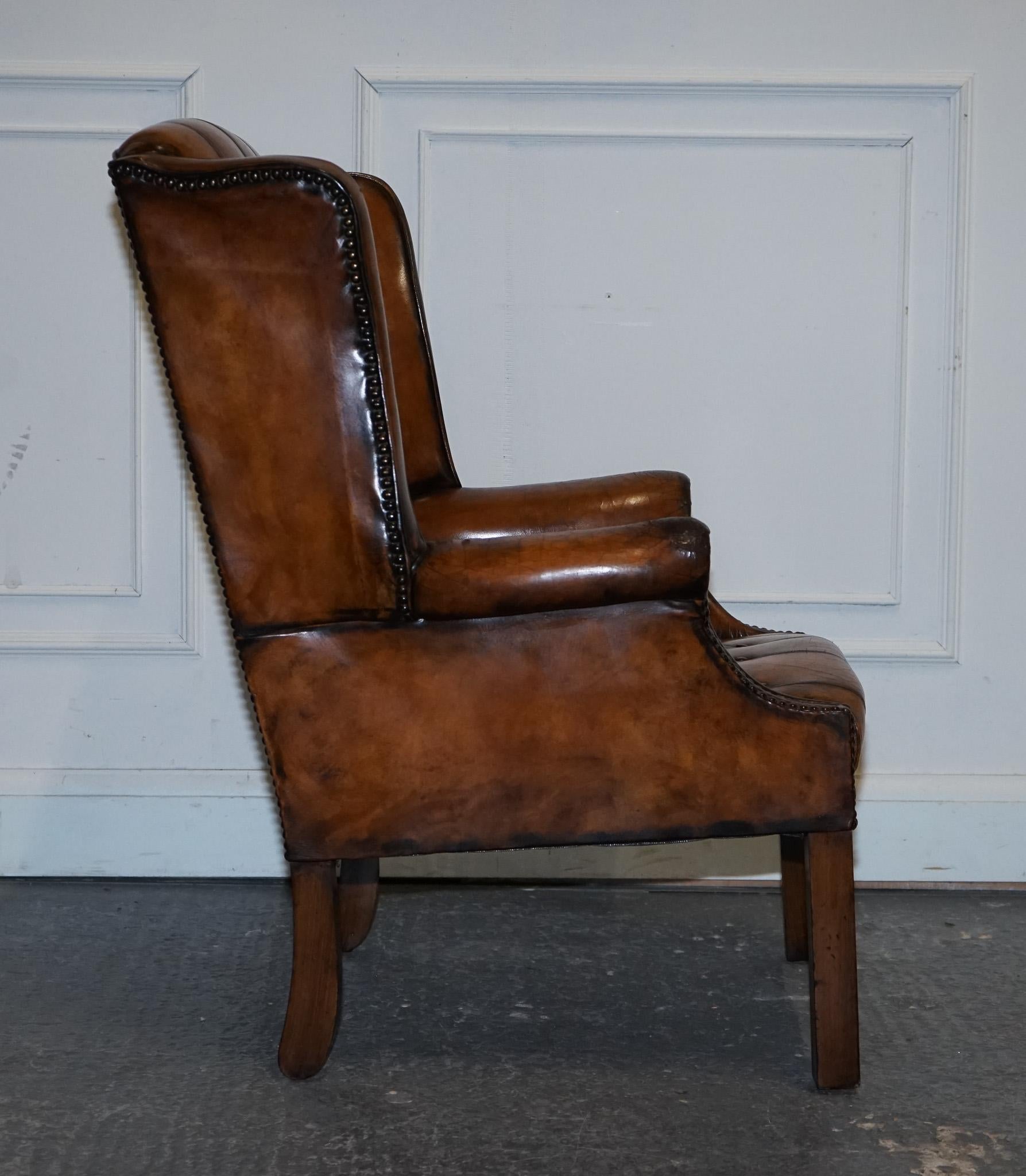 STUNNING ARMCHAiRS EN CUIR BRUN CHESTERFIELD WINGBACK DES ANNÉES 1960 TEINTES A LA MAIN en vente 6