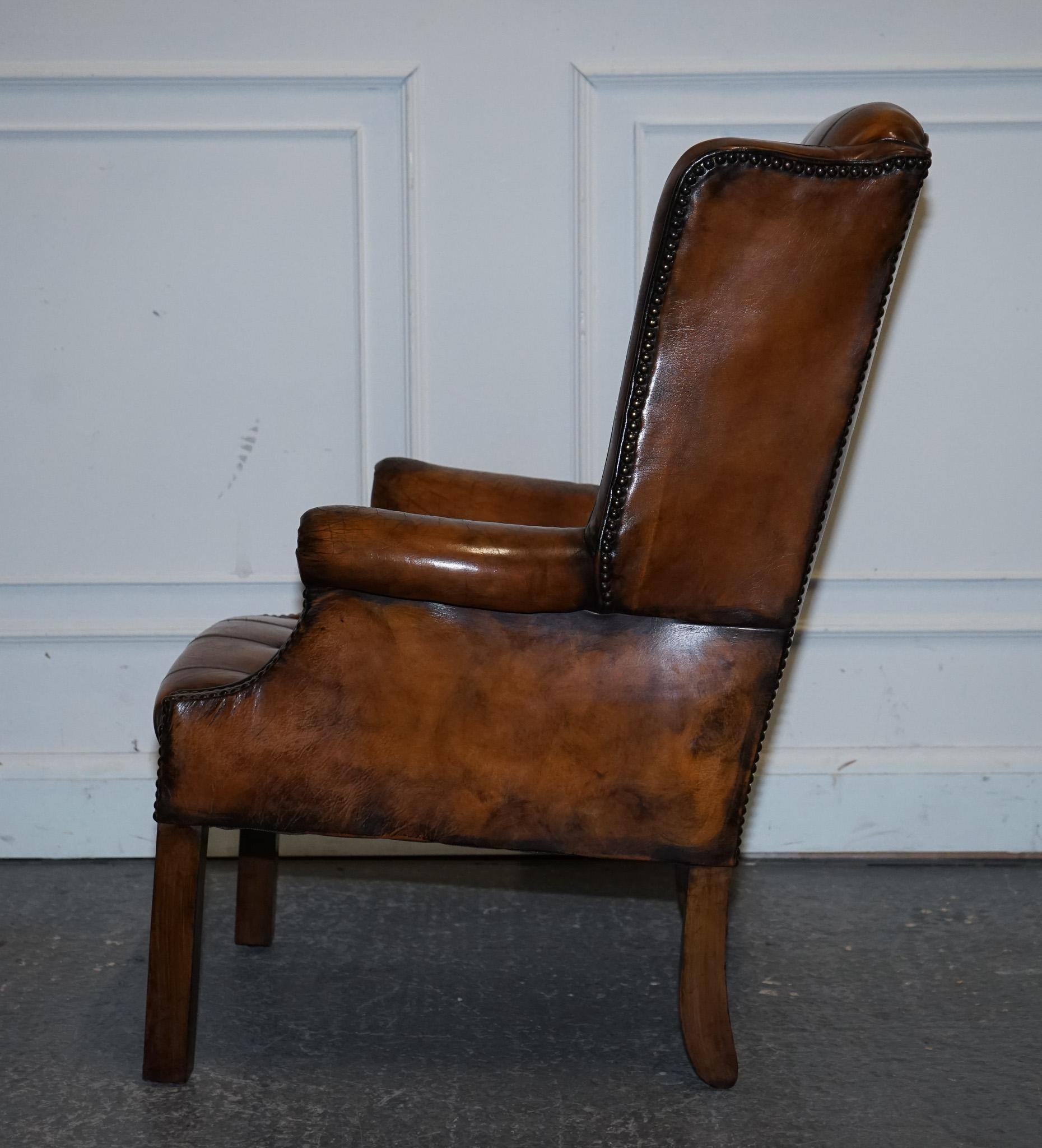 STUNNING ARMCHAiRS EN CUIR BRUN CHESTERFIELD WINGBACK DES ANNÉES 1960 TEINTES A LA MAIN en vente 7
