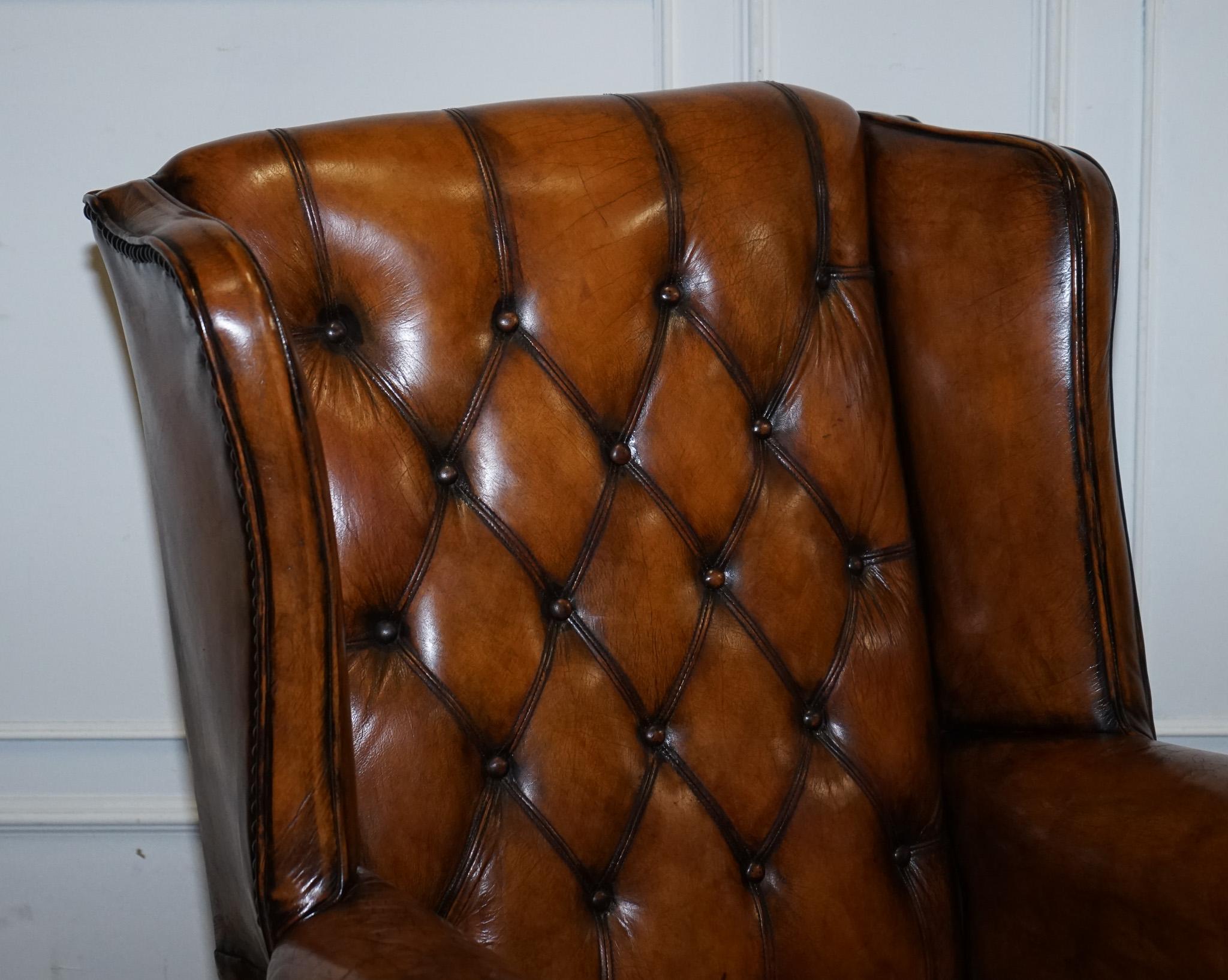STUNNING ARMCHAiRS EN CUIR BRUN CHESTERFIELD WINGBACK DES ANNÉES 1960 TEINTES A LA MAIN en vente 10