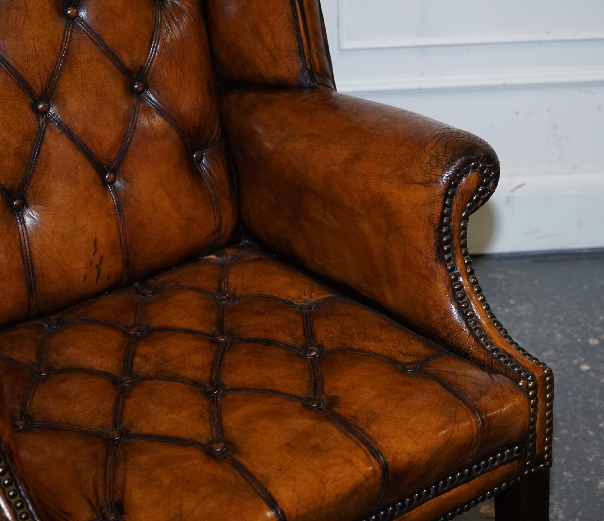 STUNNING ARMCHAiRS EN CUIR BRUN CHESTERFIELD WINGBACK DES ANNÉES 1960 TEINTES A LA MAIN en vente 11