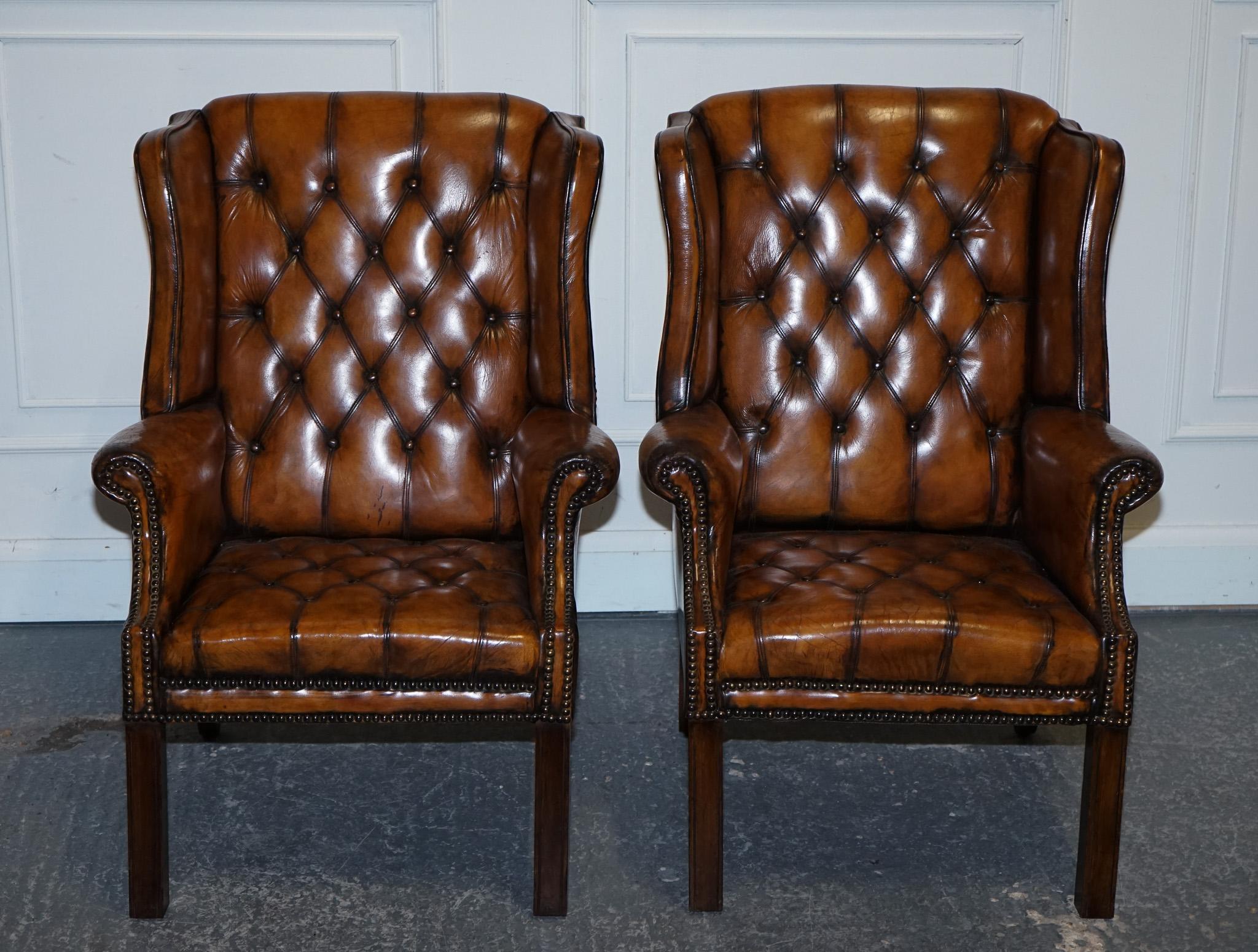 
Antiquités de Londres



Cette élégante paire de fauteuils à oreilles est fabriquée dans le style géorgien classique, avec un cuir magnifiquement teinté à la main dans une teinte riche et chaude qui donne à chaque fauteuil une patine unique et