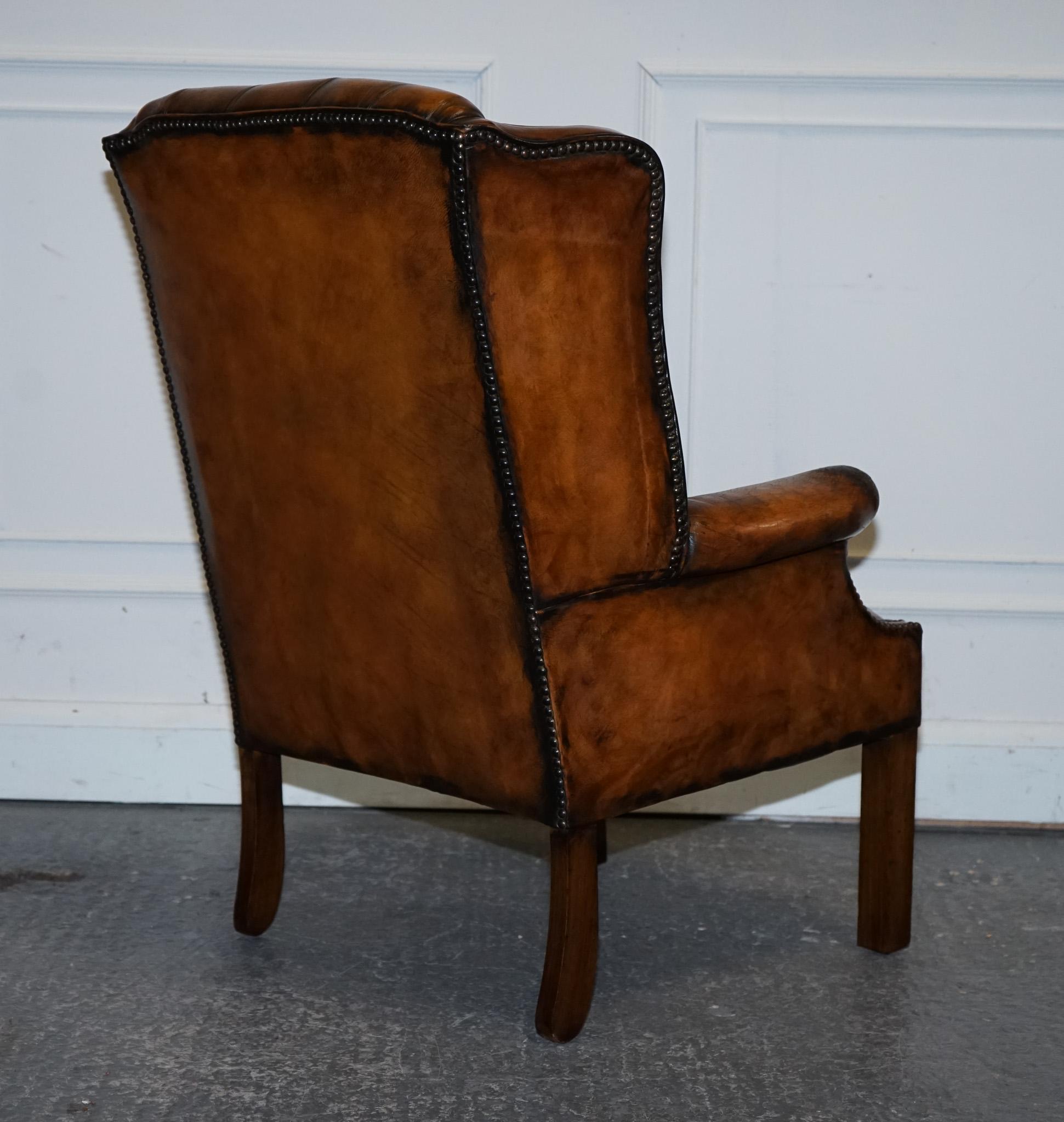 Britannique STUNNING ARMCHAiRS EN CUIR BRUN CHESTERFIELD WINGBACK DES ANNÉES 1960 TEINTES A LA MAIN en vente