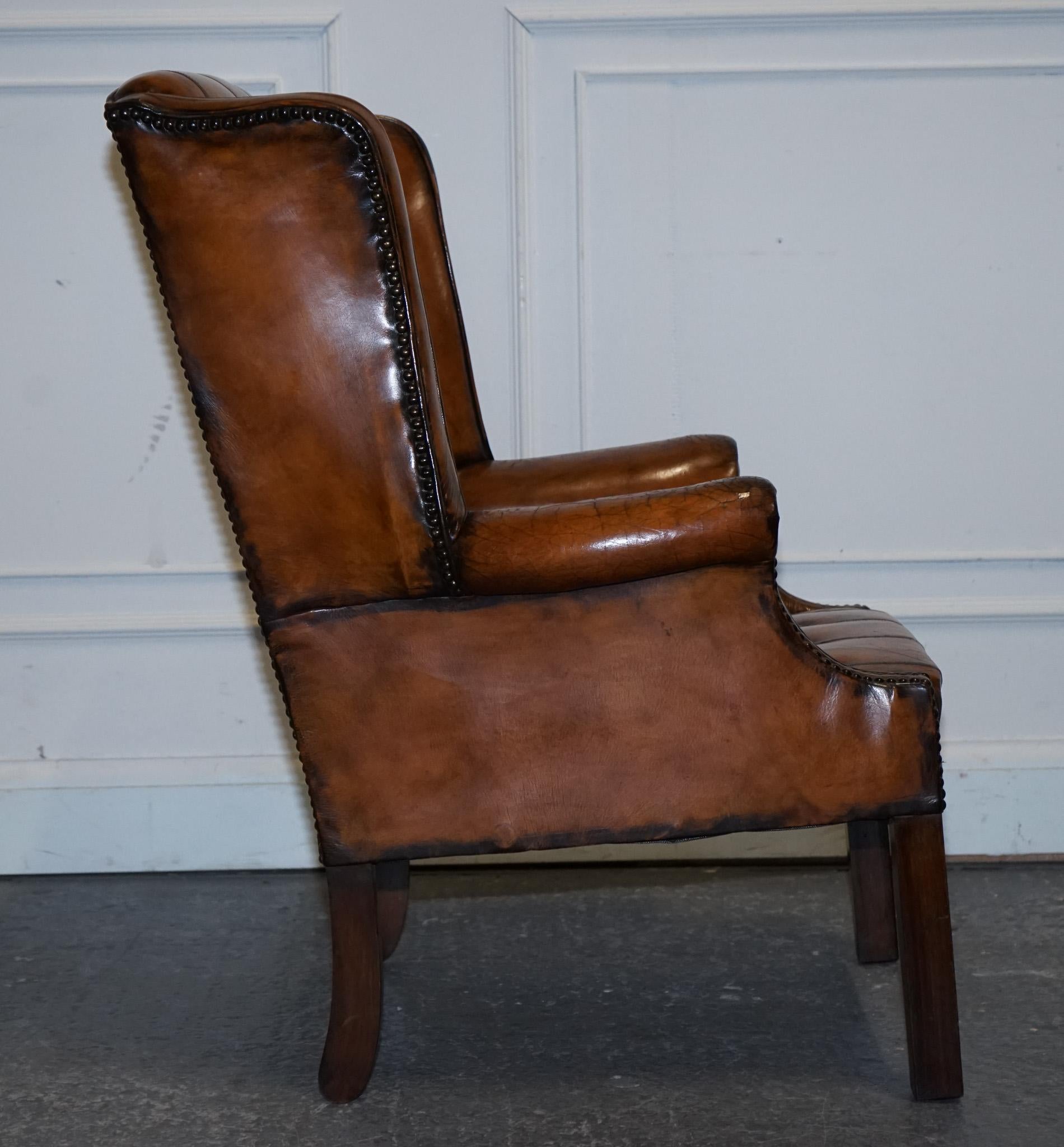Fait main STUNNING ARMCHAiRS EN CUIR BRUN CHESTERFIELD WINGBACK DES ANNÉES 1960 TEINTES A LA MAIN en vente