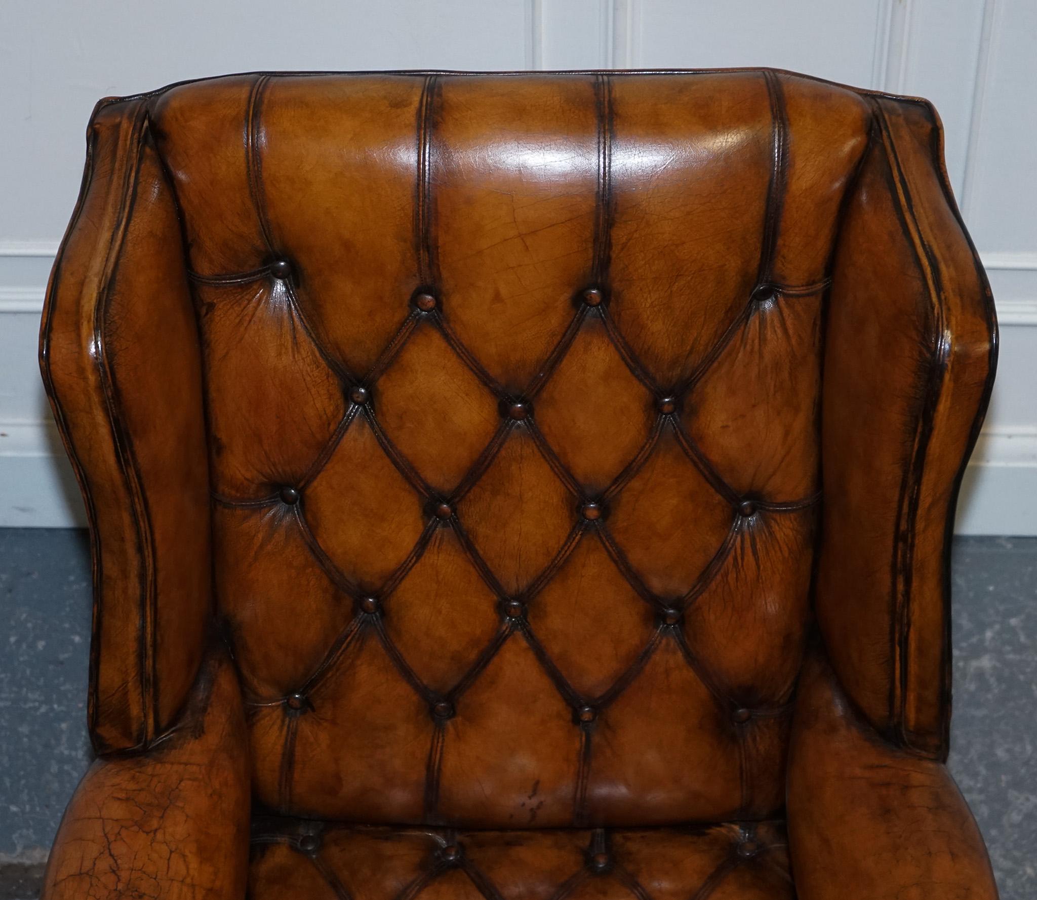 20ième siècle STUNNING ARMCHAiRS EN CUIR BRUN CHESTERFIELD WINGBACK DES ANNÉES 1960 TEINTES A LA MAIN en vente