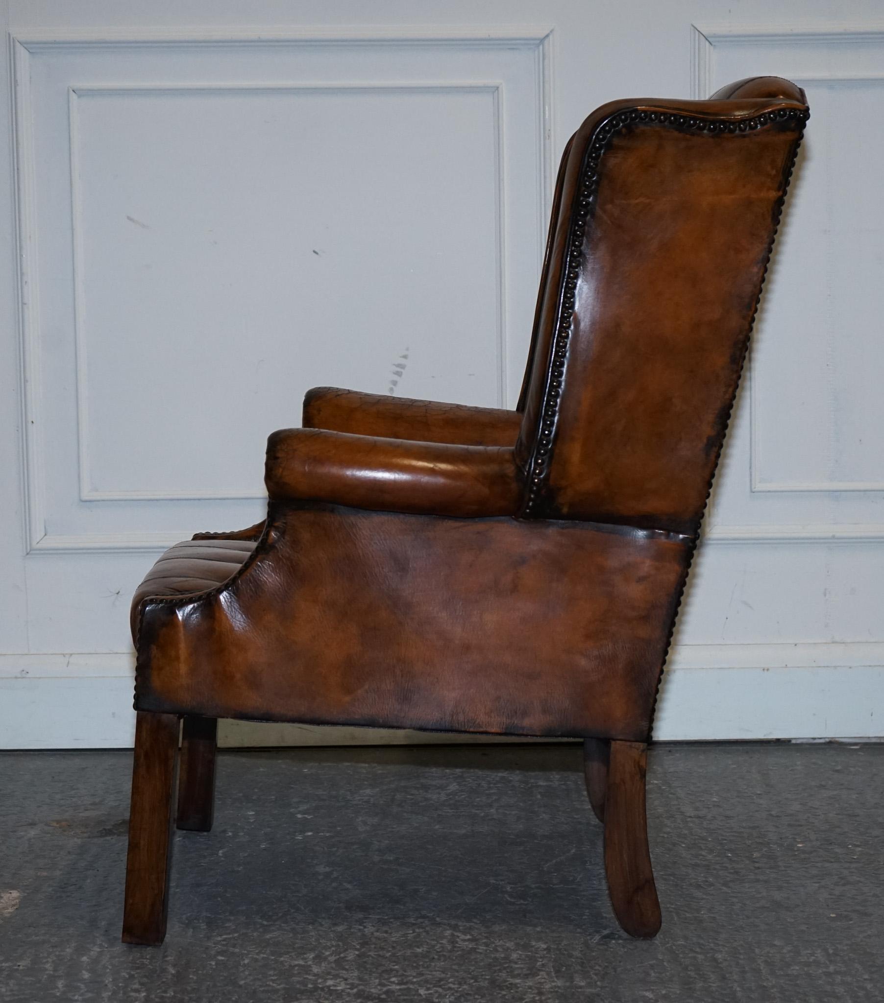 Cuir STUNNING ARMCHAiRS EN CUIR BRUN CHESTERFIELD WINGBACK DES ANNÉES 1960 TEINTES A LA MAIN en vente