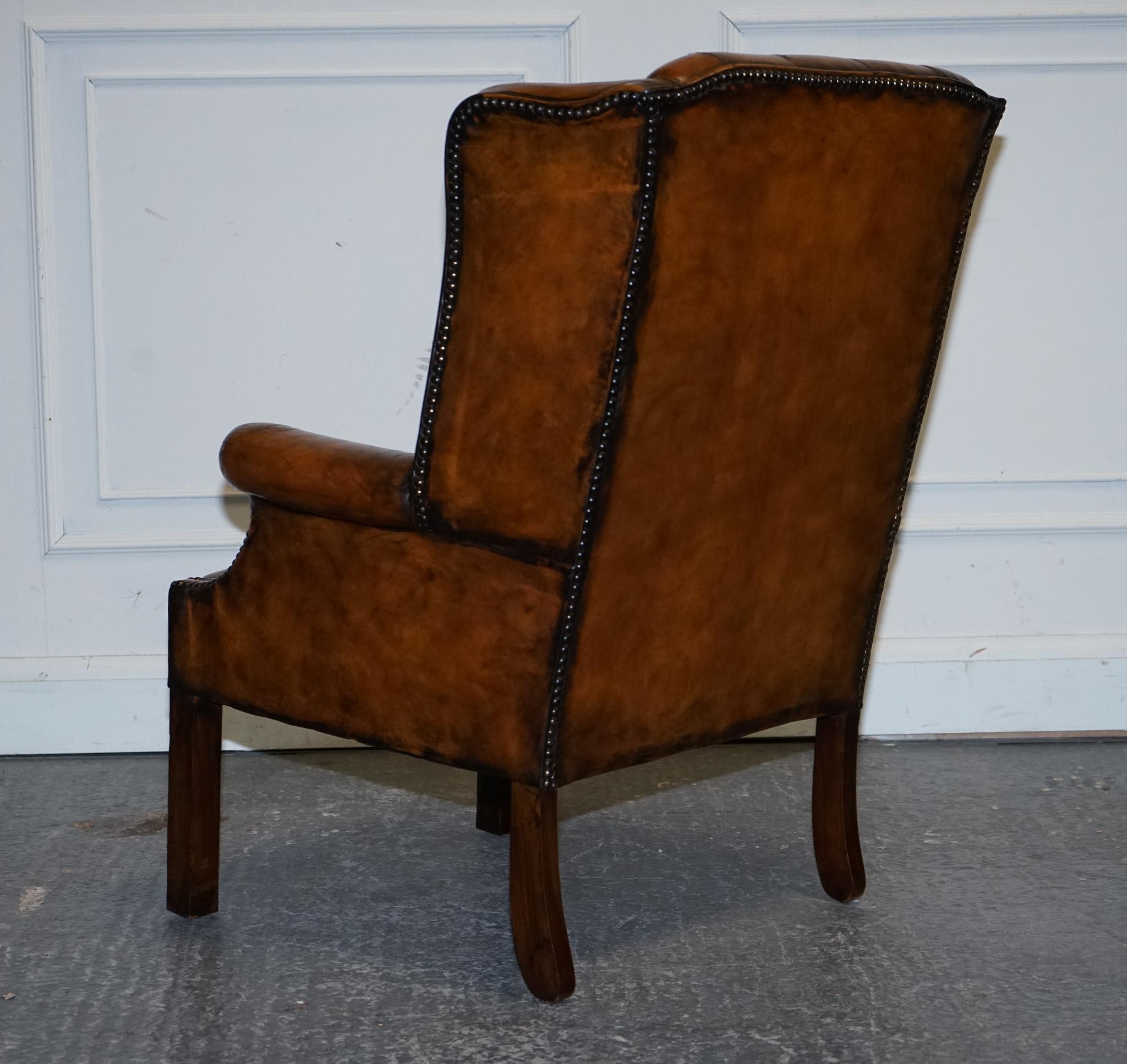 STUNNING ARMCHAiRS EN CUIR BRUN CHESTERFIELD WINGBACK DES ANNÉES 1960 TEINTES A LA MAIN en vente 1