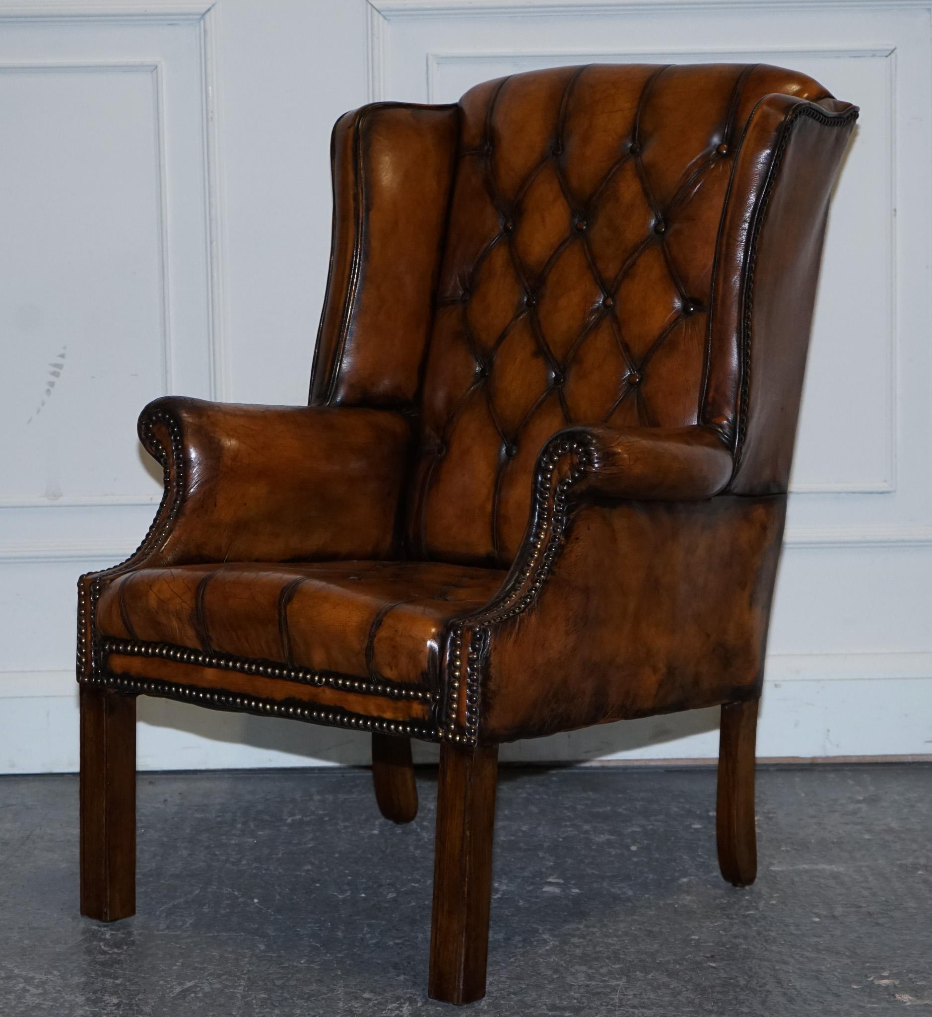 STUNNING ARMCHAiRS EN CUIR BRUN CHESTERFIELD WINGBACK DES ANNÉES 1960 TEINTES A LA MAIN en vente 2