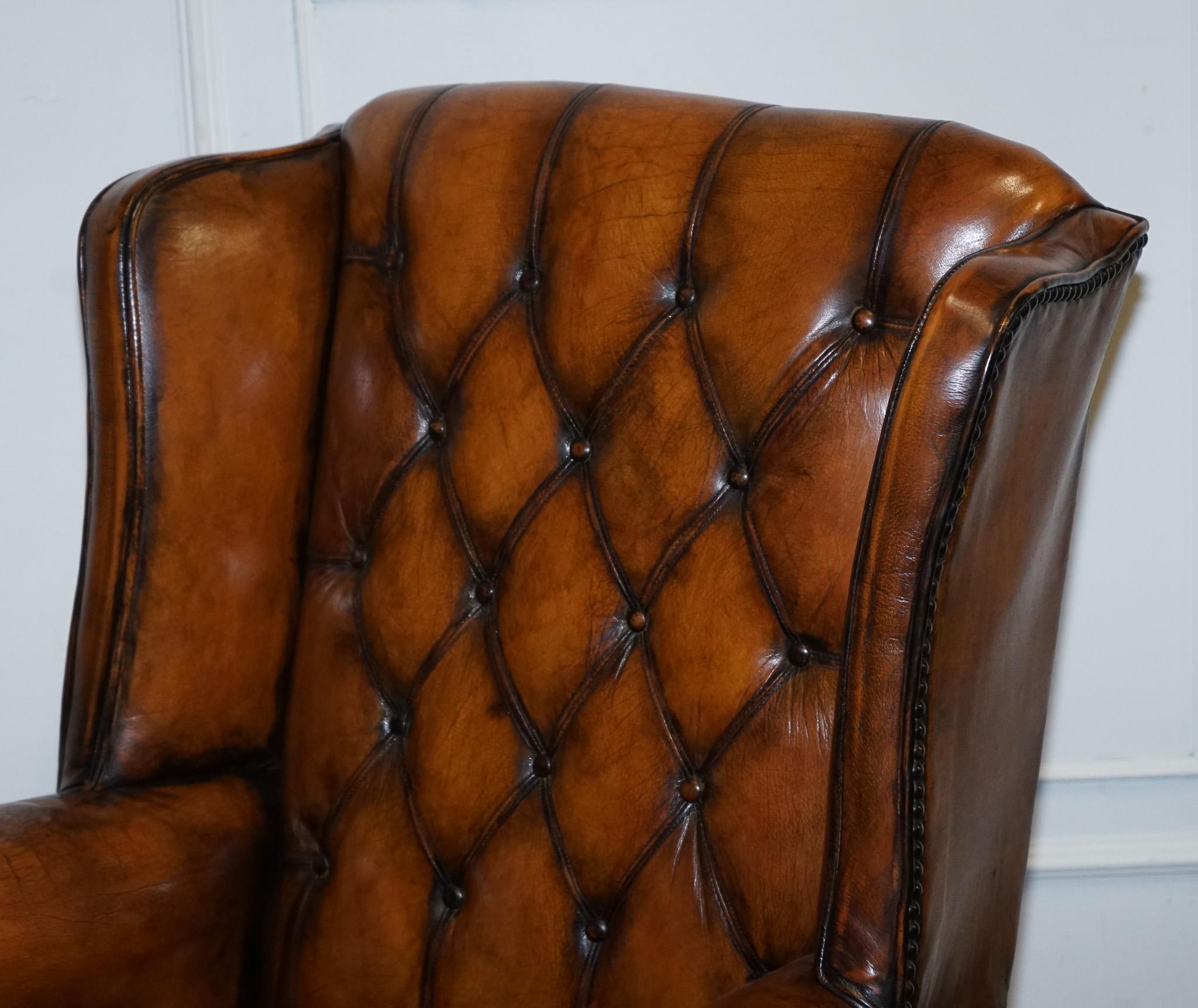 STUNNING ARMCHAiRS EN CUIR BRUN CHESTERFIELD WINGBACK DES ANNÉES 1960 TEINTES A LA MAIN en vente 3