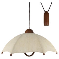 Stupenda lampada a sospensione a contrappeso Domus in teak e lino, risalente alla metà degli anni '60.