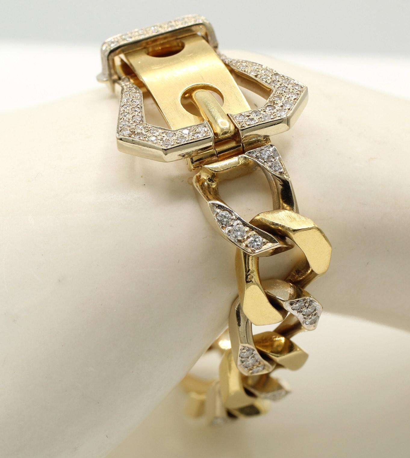 Esta pulsera única de los años 70 es tan atrevida como la época en que se creó. Con forma de cinturón y hebilla elaborados a mano en oro amarillo de 18 quilates y engastados con diamantes redondos de talla brillante, es una auténtica joya de