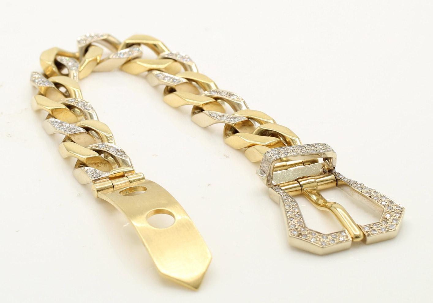 Impresionante pulsera de hebilla de cinturón de oro amarillo de 18 quilates con diamantes de los años 70 Corte redondo en venta