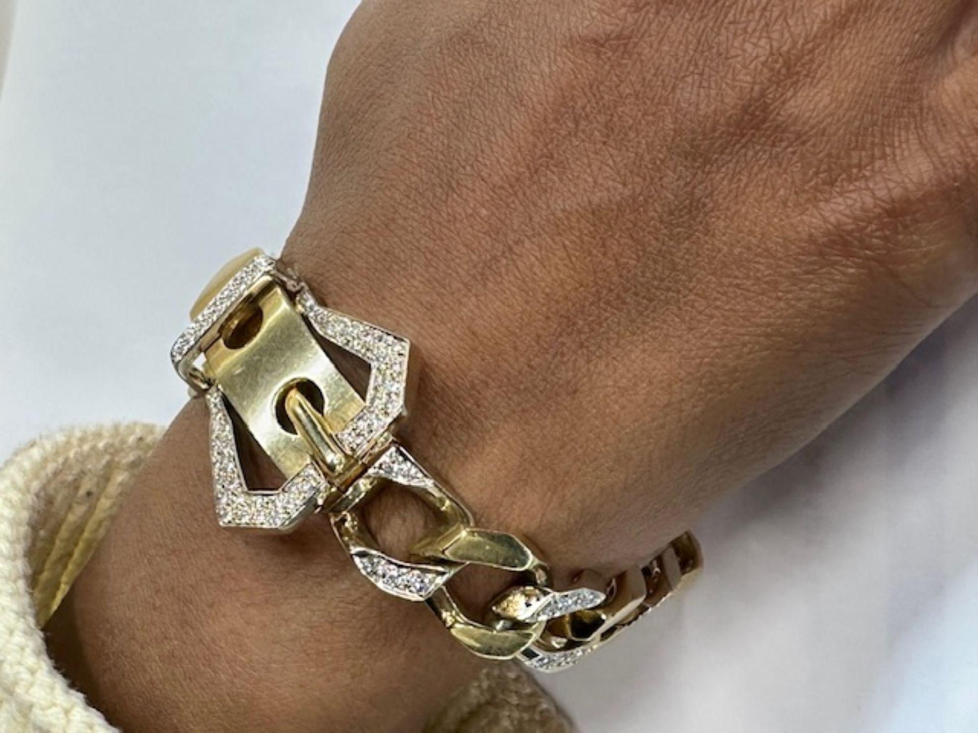 Impresionante pulsera de hebilla de cinturón de oro amarillo de 18 quilates con diamantes de los años 70 en venta 2
