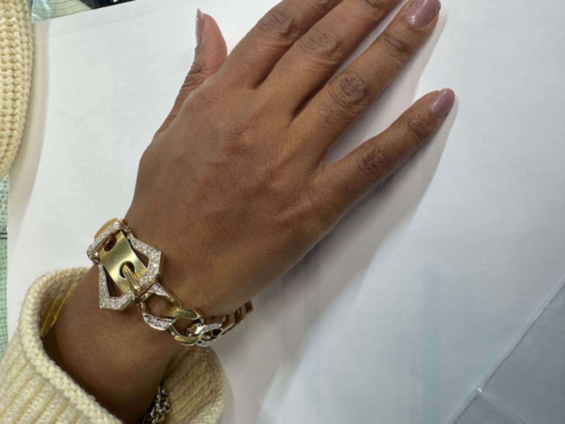 Impresionante pulsera de hebilla de cinturón de oro amarillo de 18 quilates con diamantes de los años 70 en venta 3