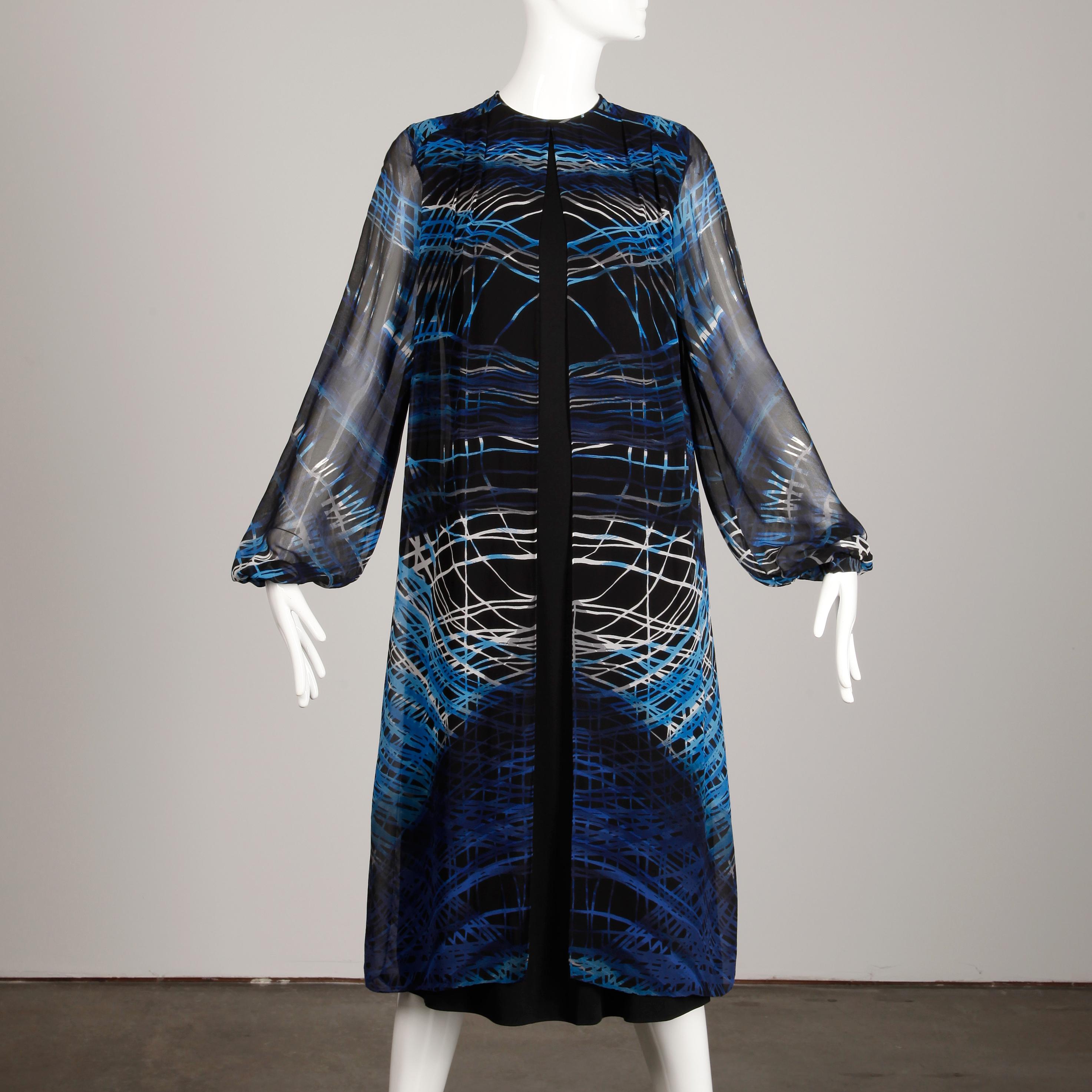 Stunning 1970s La Mendola Vintage Blue + Black Op Art Print Jersey Silk Dress In Excellent Condition In Sparks, NV