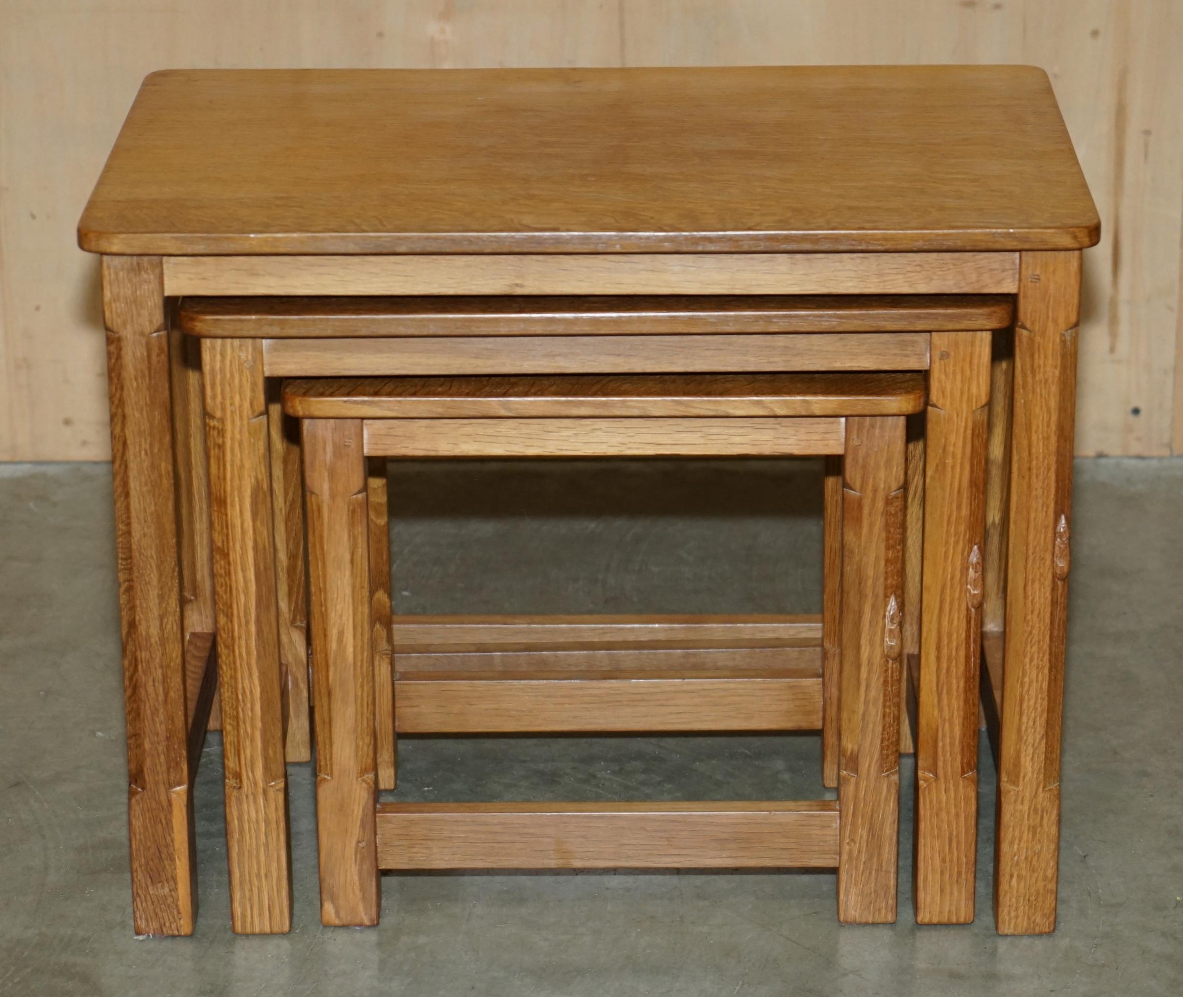 STUNNING 1970's ROBERT MOUSEMAN THOMPSON NEST OF SMALL BURR OAK SIDE END TABLES In Good Condition For Sale In West Sussex, Pulborough