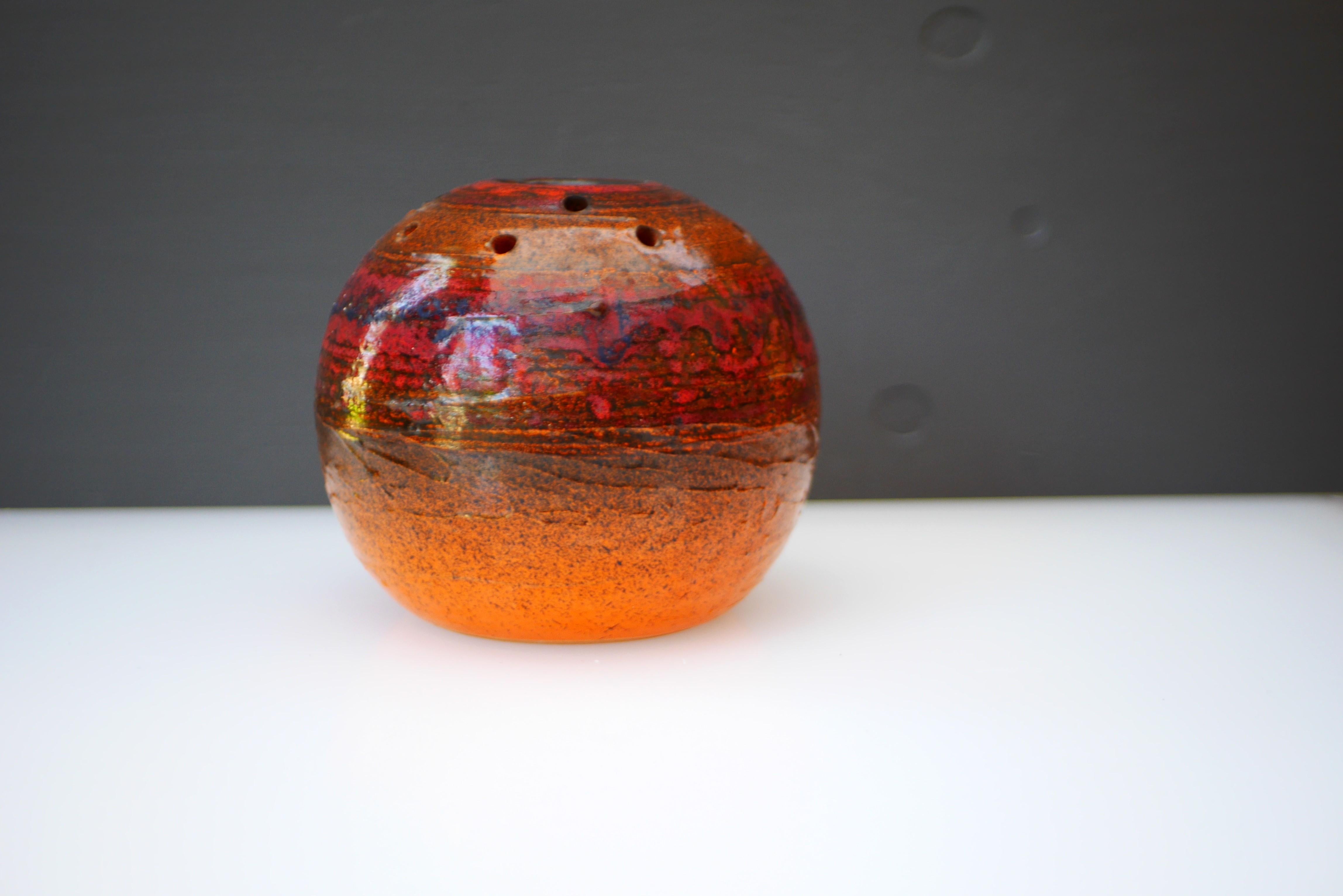 Uno straordinario, audace e rarissimo vaso vintage in ceramica artistica di Tilgmans, Svezia. Questo vaso è fuori dall'ordinario, la forma è voluttuosa e a forma di globo, ma allo stesso tempo semplice, in combinazione con una fantastica smaltatura