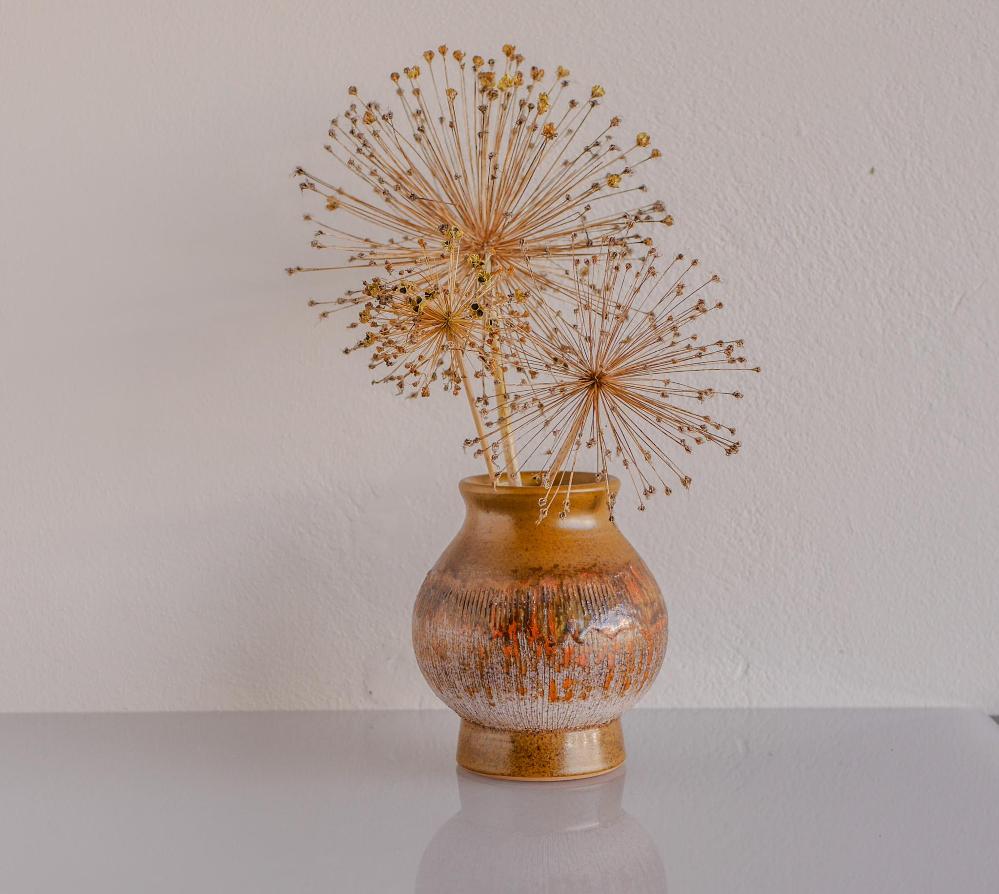 Smaltato Splendido vaso e piccolo piatto della metà del secolo scorso di Tilgmans, Svezia. in vendita