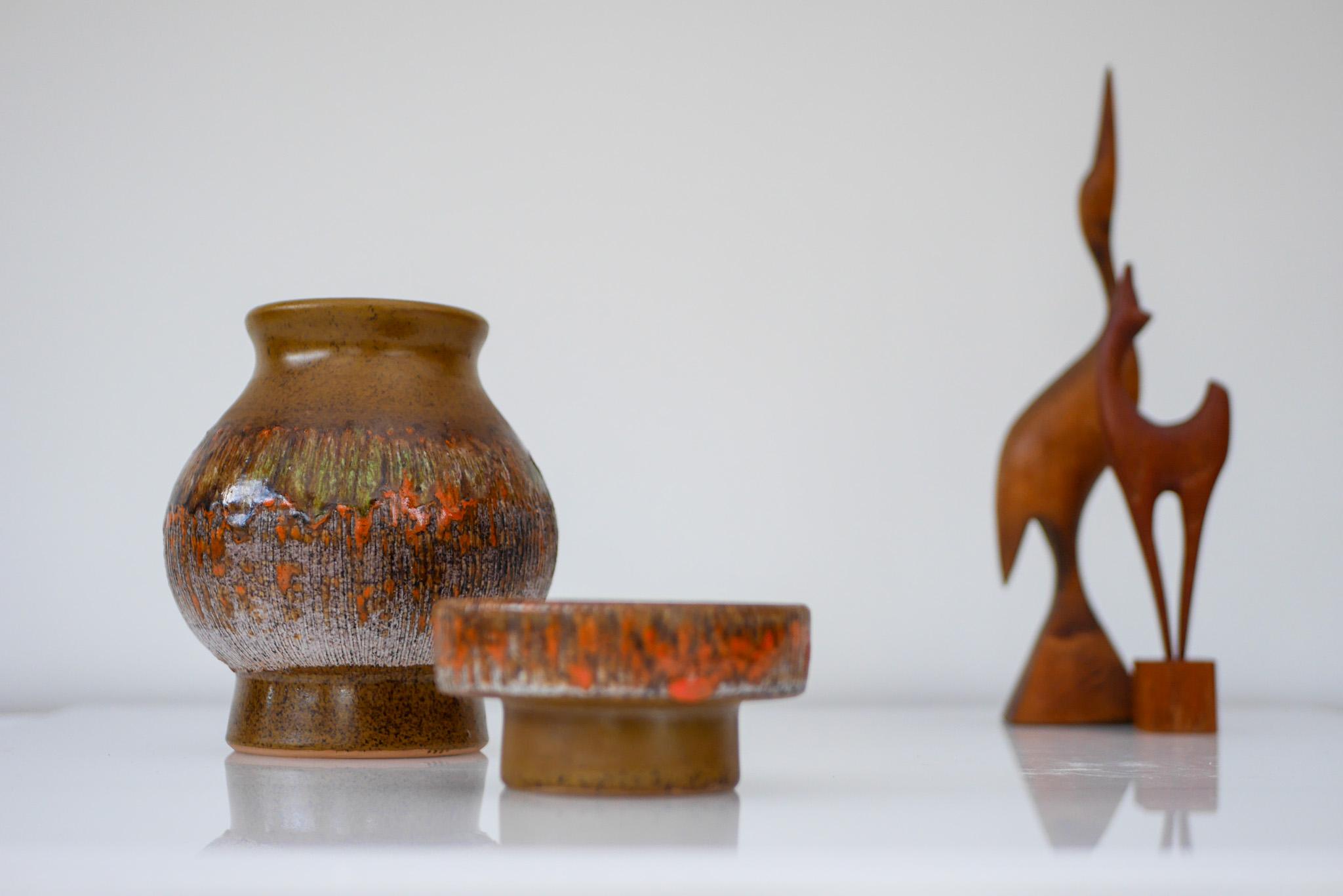 Un bellissimo vaso e un piccolo piatto in ceramica vintage di Tilgmans, Svezia. Il vaso ha una forma molto robusta e graziosa, ma è la smaltatura che rende questo vaso e questo piatto così speciali. Il colore di base è una combinazione di varie