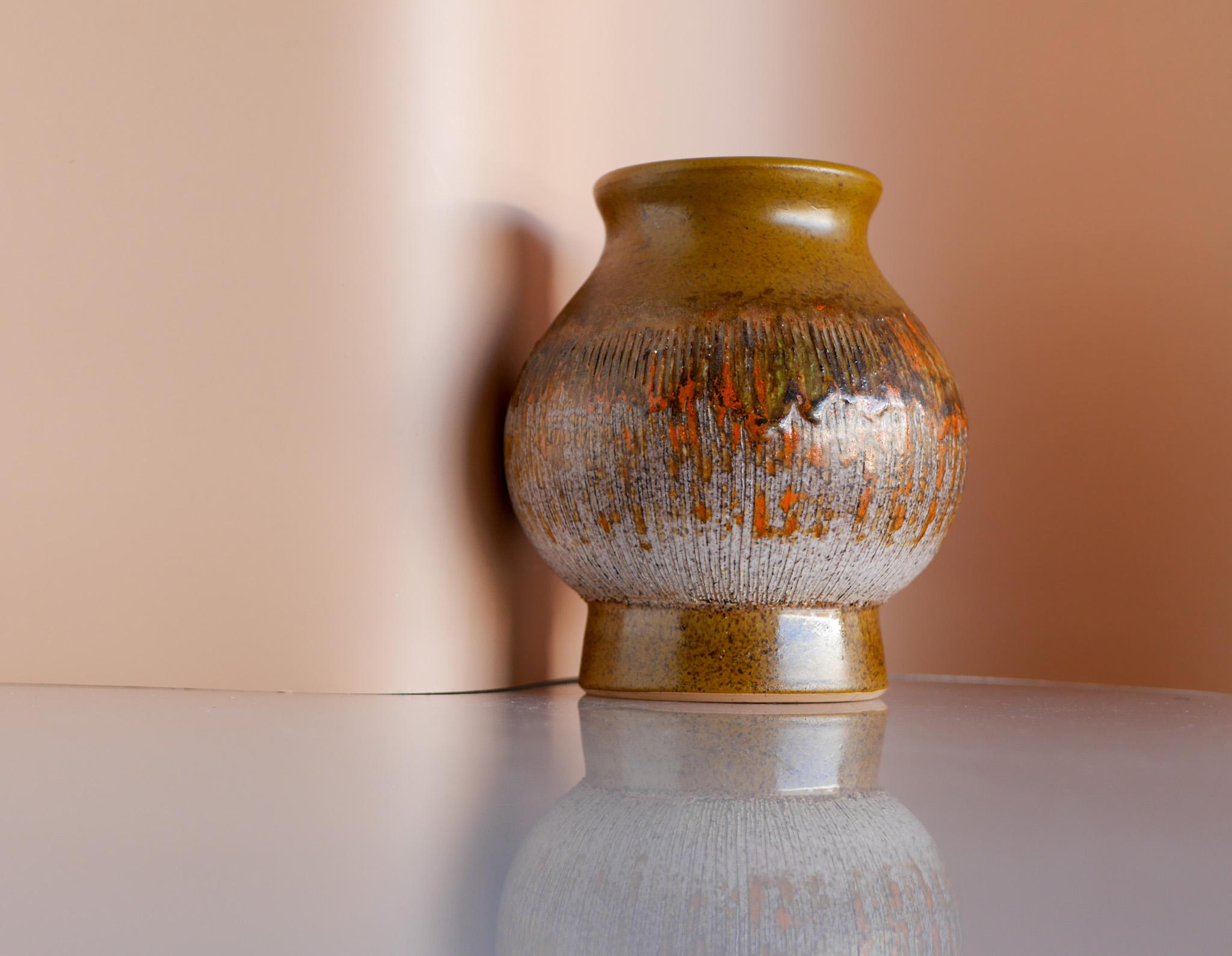 Fine XX secolo Splendido vaso e piccolo piatto della metà del secolo scorso di Tilgmans, Svezia. in vendita