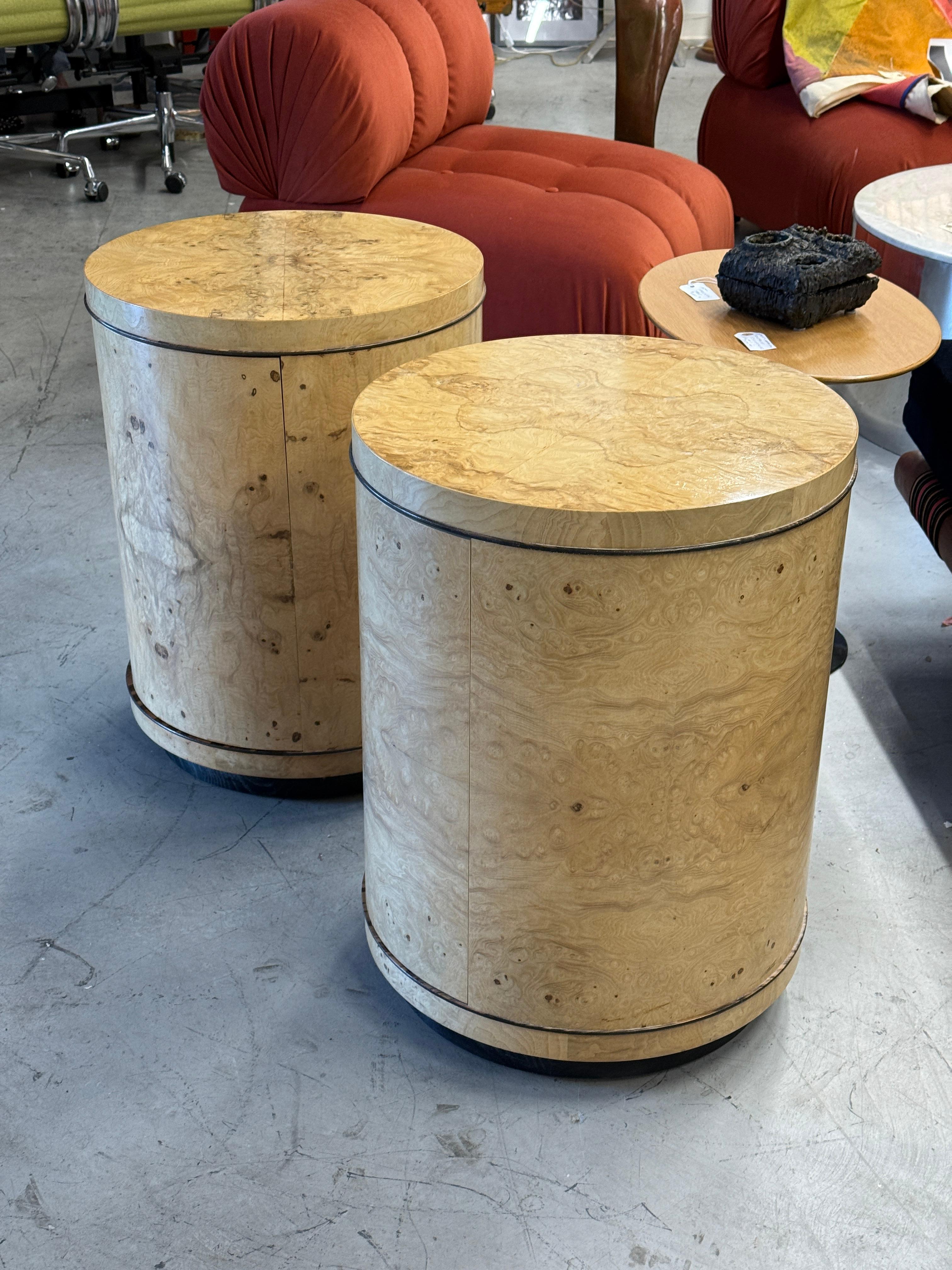 Paire de tables d'appoint ou de chevets cylindriques par Henredon, réalisées dans une superbe ronce avec des garnitures en ébène de Macassar. Il y a une étagère dans chacun d'eux. Ces magnifiques stands datent des années 1980 et sont labellisés avec