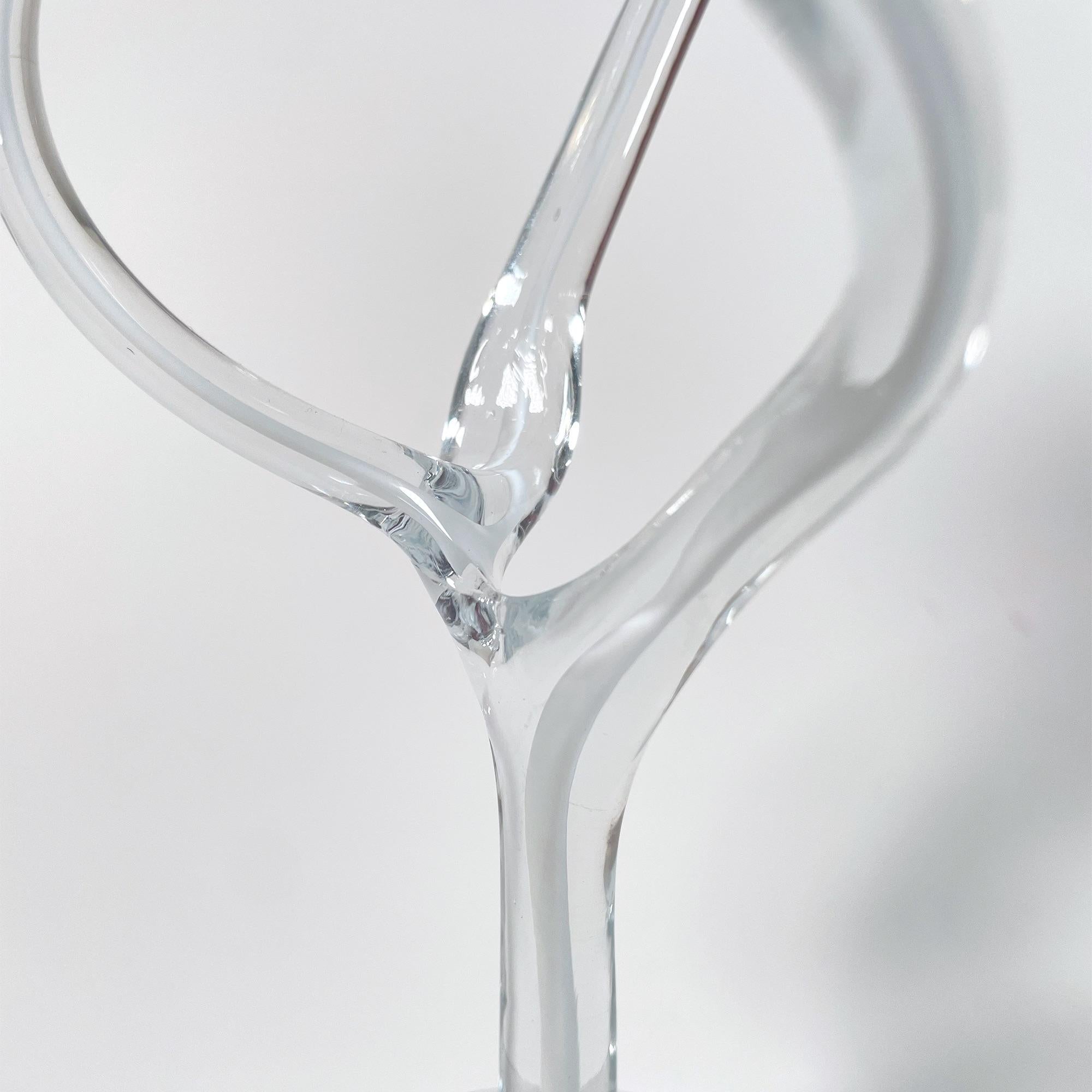 Diese exquisite Schale mit Fuß (24 cm hoch, 13 cm Durchmesser) der bekannten Kunsthandwerkerin Jozefina Krosno wertet Ihre Einrichtung auf. Dieses in den 1980er Jahren gefertigte Stück zeigt die Eleganz von mundgeblasenem Glas mit einem leuchtenden