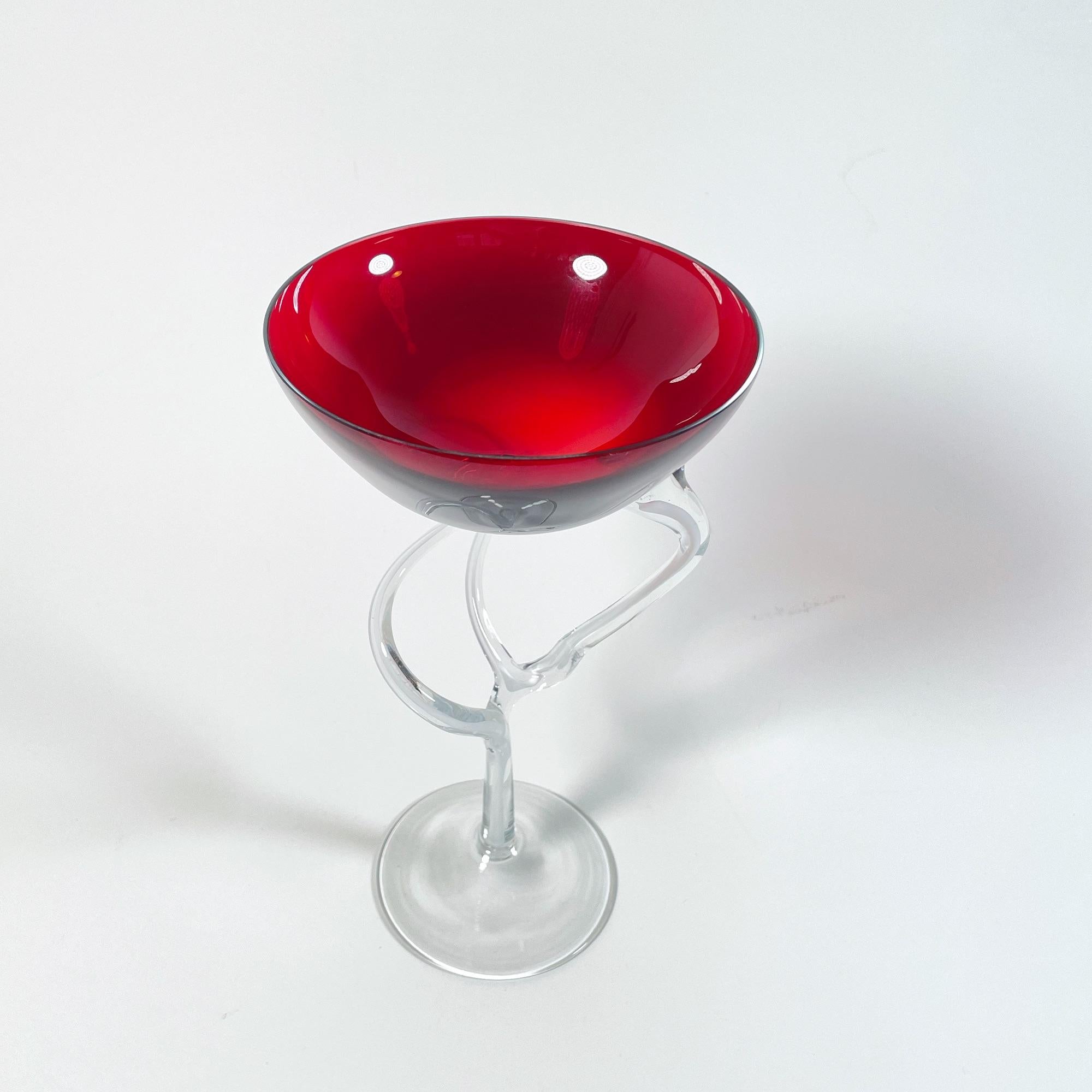 Wunderschöne Jozefina Krosno Schale aus rotem Glas mit Fuß aus den 1980er Jahren im Zustand „Hervorragend“ im Angebot in PARIS, FR