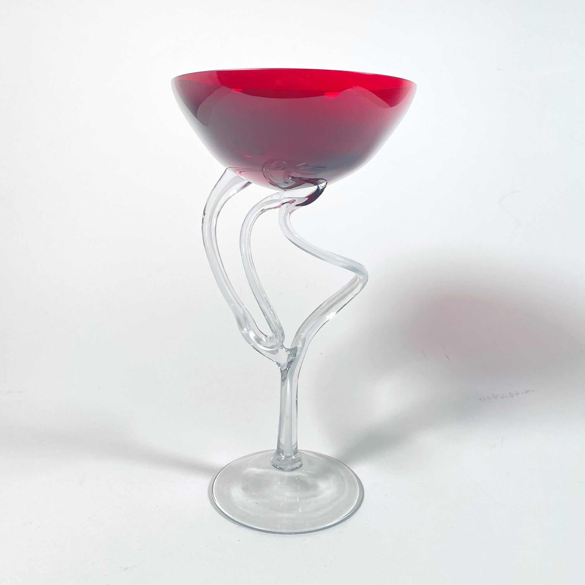 Wunderschöne Jozefina Krosno Schale aus rotem Glas mit Fuß aus den 1980er Jahren (Geblasenes Glas) im Angebot