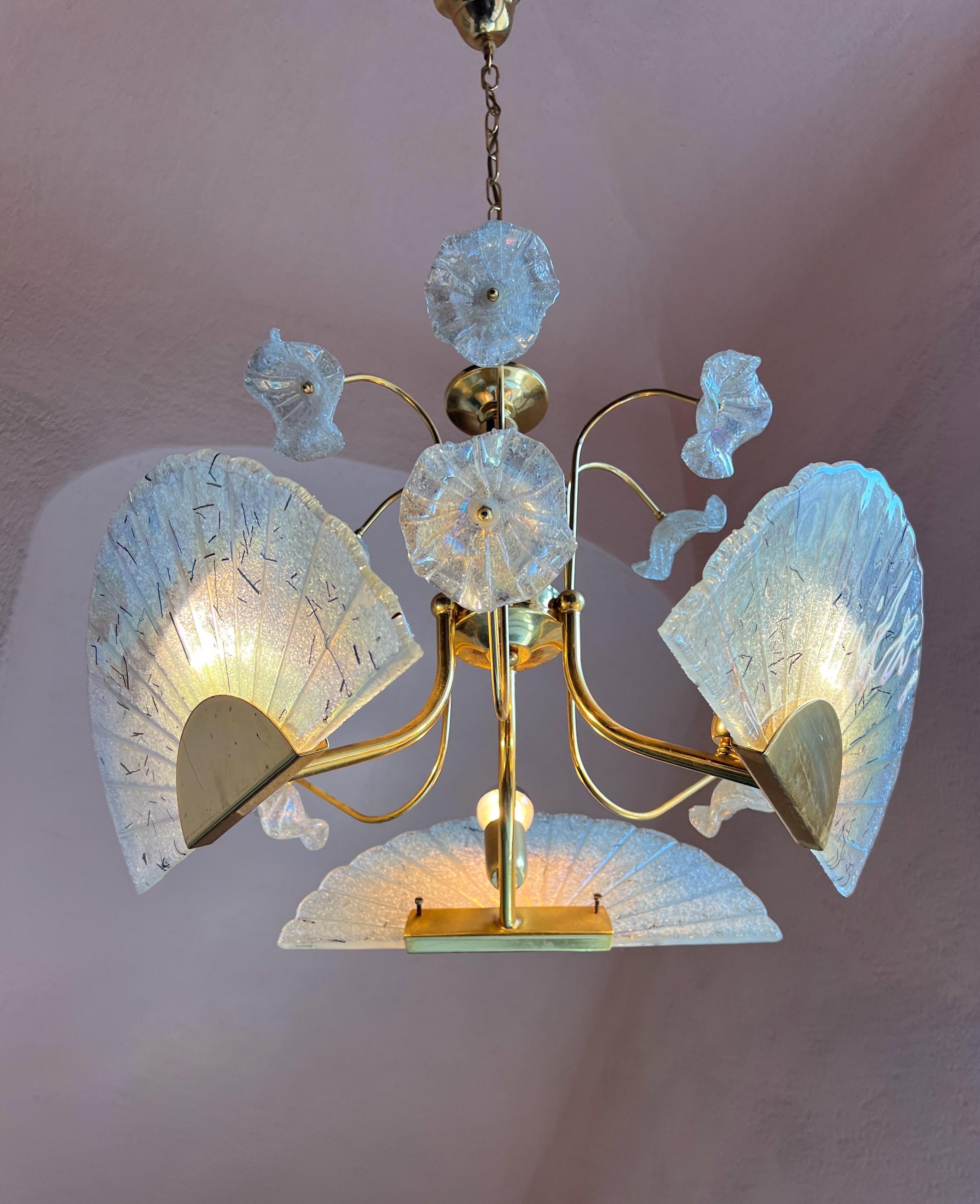 Italiano Stupefacente lampadario in vetro di Murano degli anni '80 con dischi riflettenti l'arcobaleno e Delicat in vendita