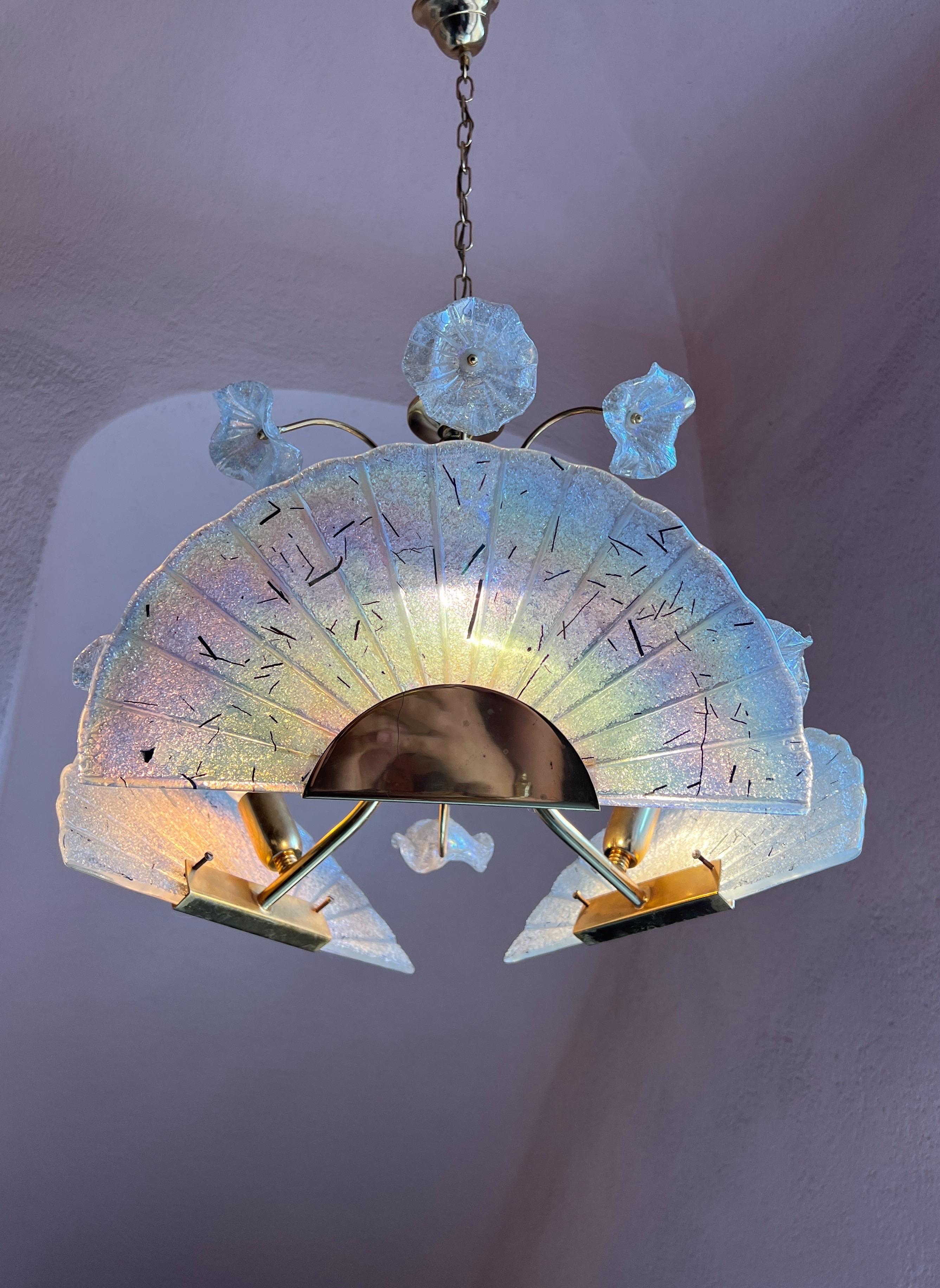 XX secolo Stupefacente lampadario in vetro di Murano degli anni '80 con dischi riflettenti l'arcobaleno e Delicat in vendita