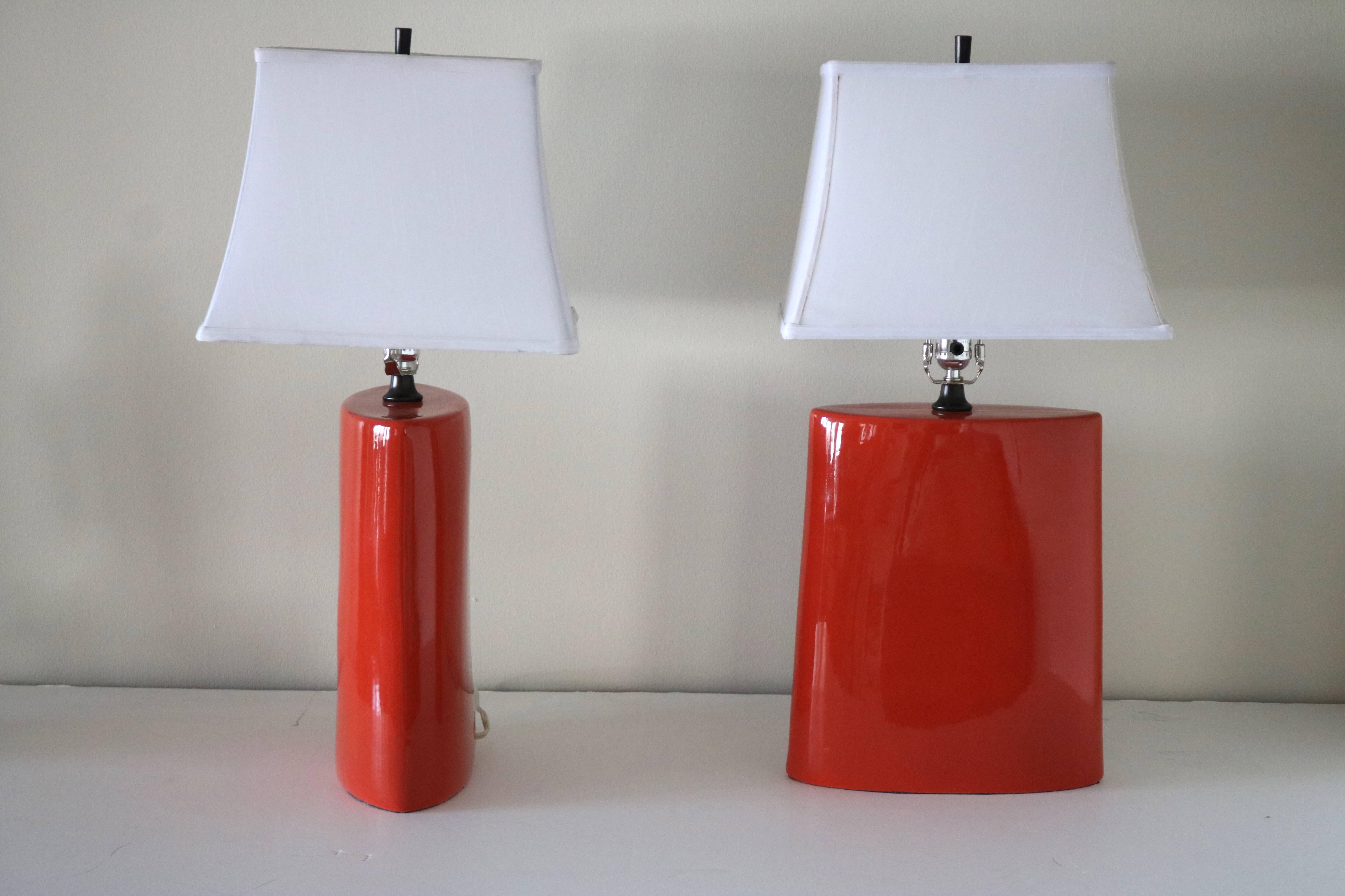 1980s stunning modern table lamps handcrafted ceramic base in a brilliant vermillion Red with a curved shaped white shade-chrome harp and finial
A punch of color for aded style!

Measures: 28 1/2