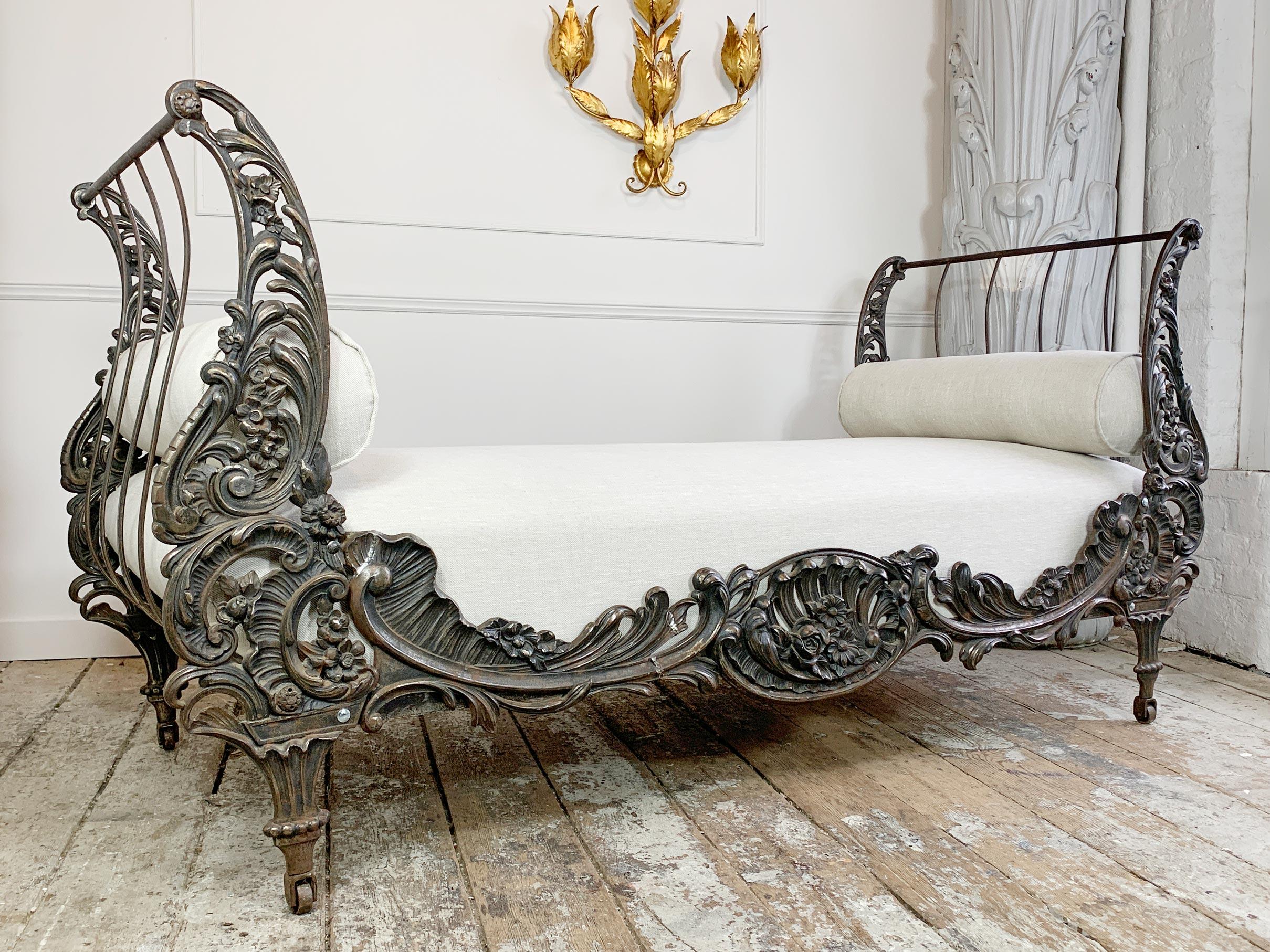 Fin du XIXe siècle  Superbe lit de repos français en fonte Art Nouveau du 19ème siècle en vente