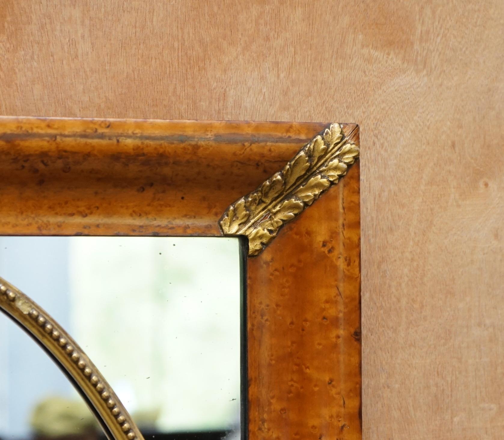 Atemberaubender französischer Spiegel aus Wurzelnussholz mit vergoldeter Holzdekoration aus dem 19. Jahrhundert im Angebot 4