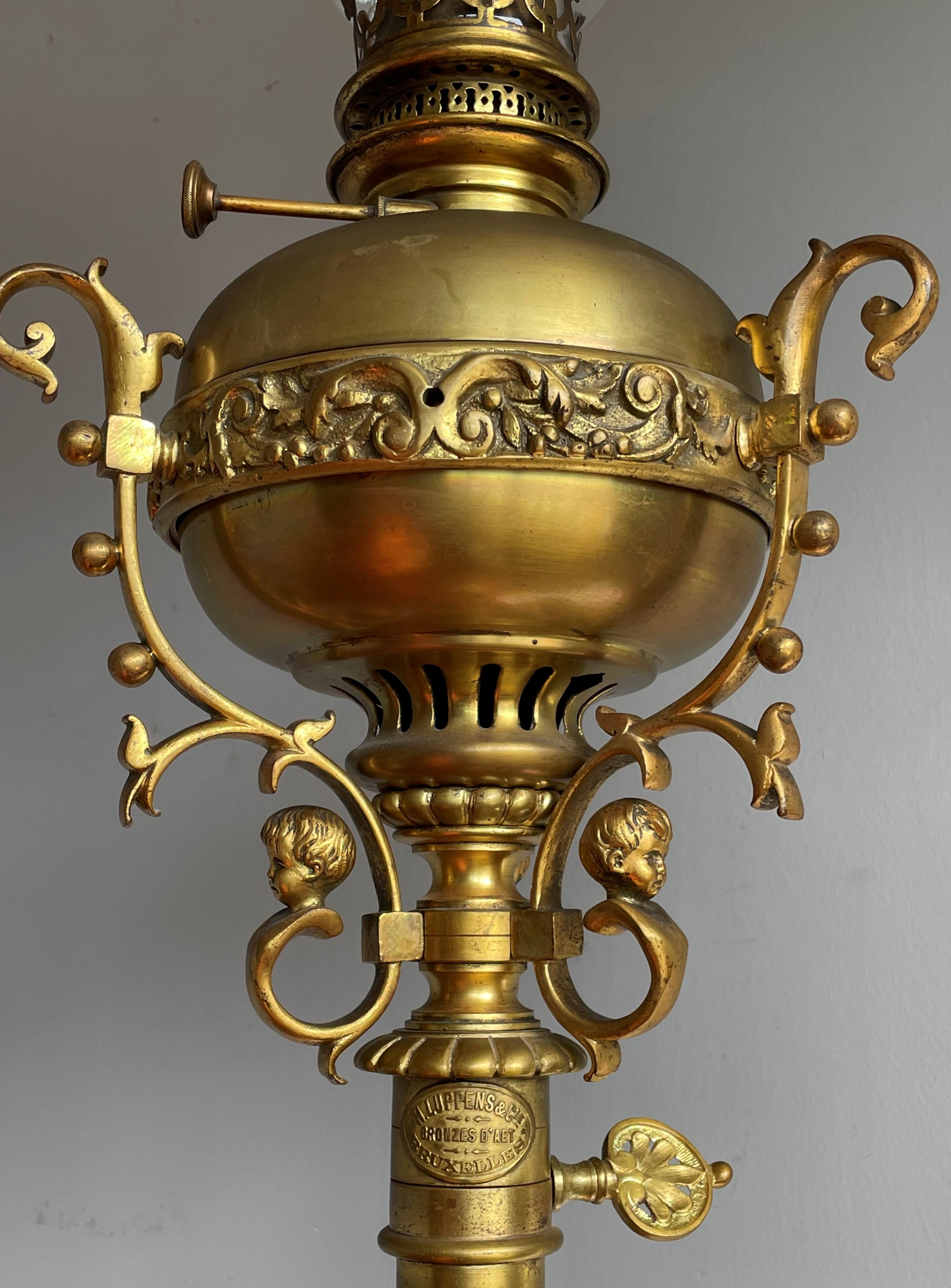 Belge Superbe lampadaire à huile en bronze et verre de style néo-empire du 19ème siècle par H. Luppens en vente