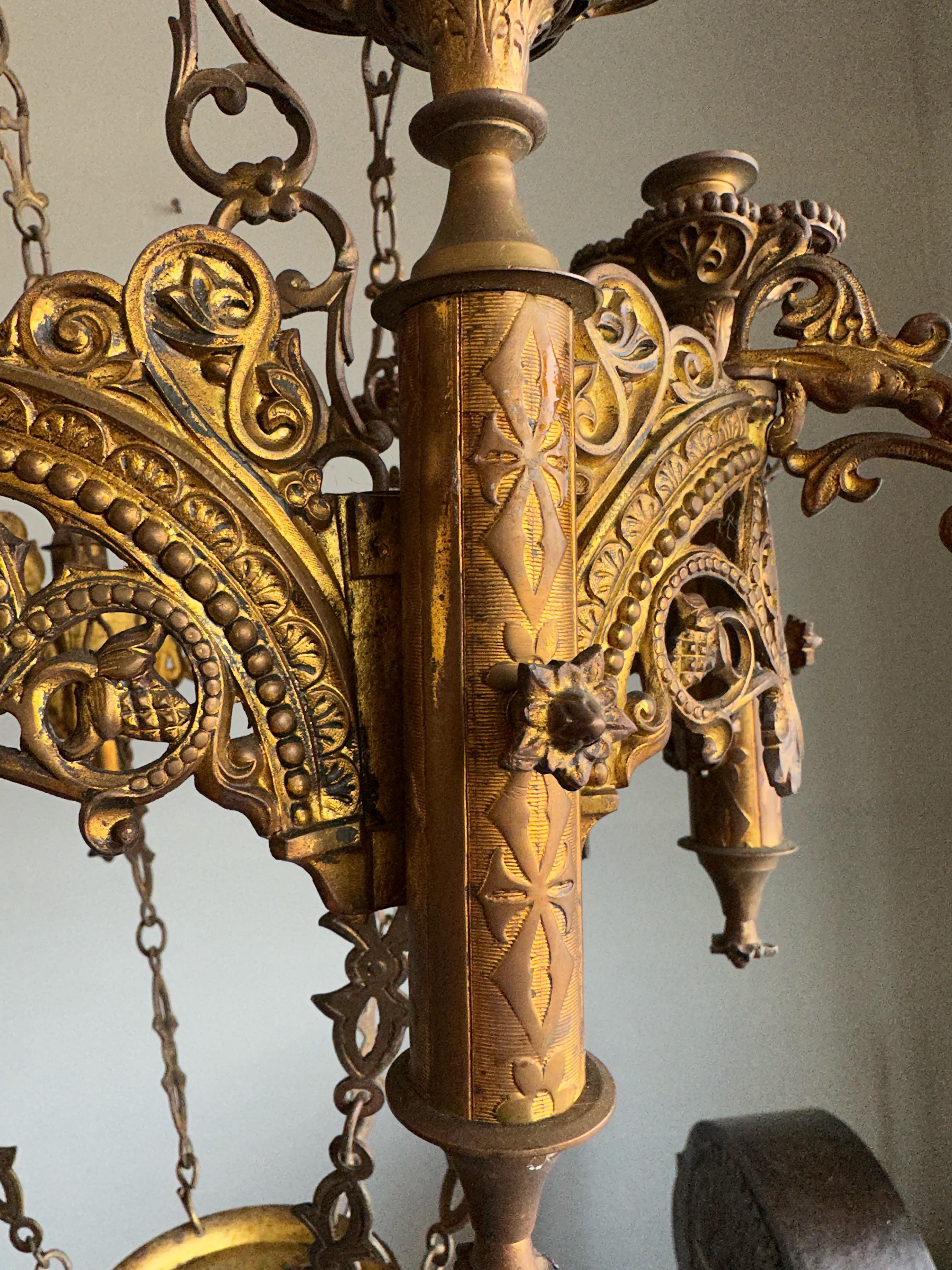 Grand et étonnant lustre suspendu ancien en bronze fin de style néo-gothique à 12 feux en vente 5