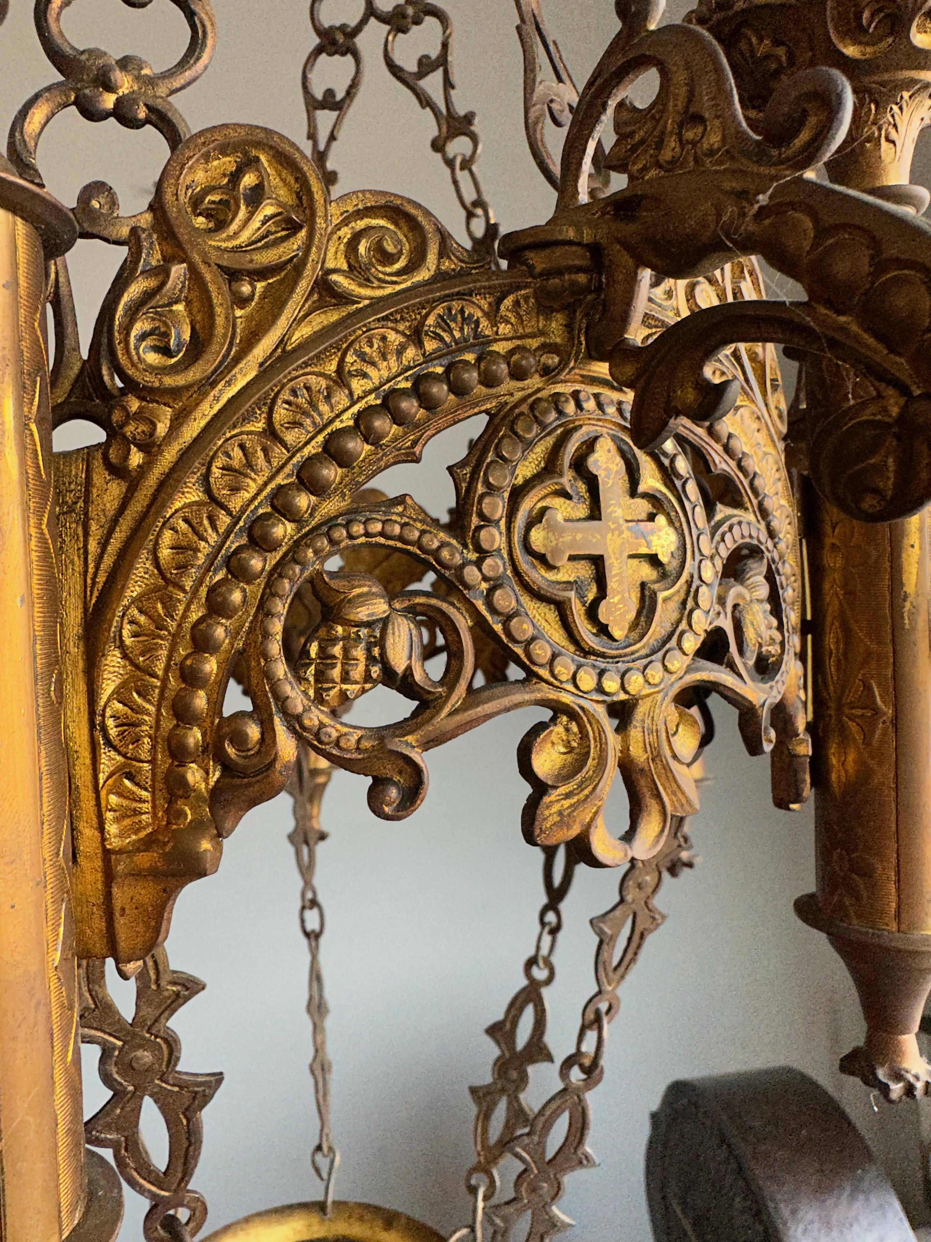 Grand et étonnant lustre suspendu ancien en bronze fin de style néo-gothique à 12 feux en vente 6