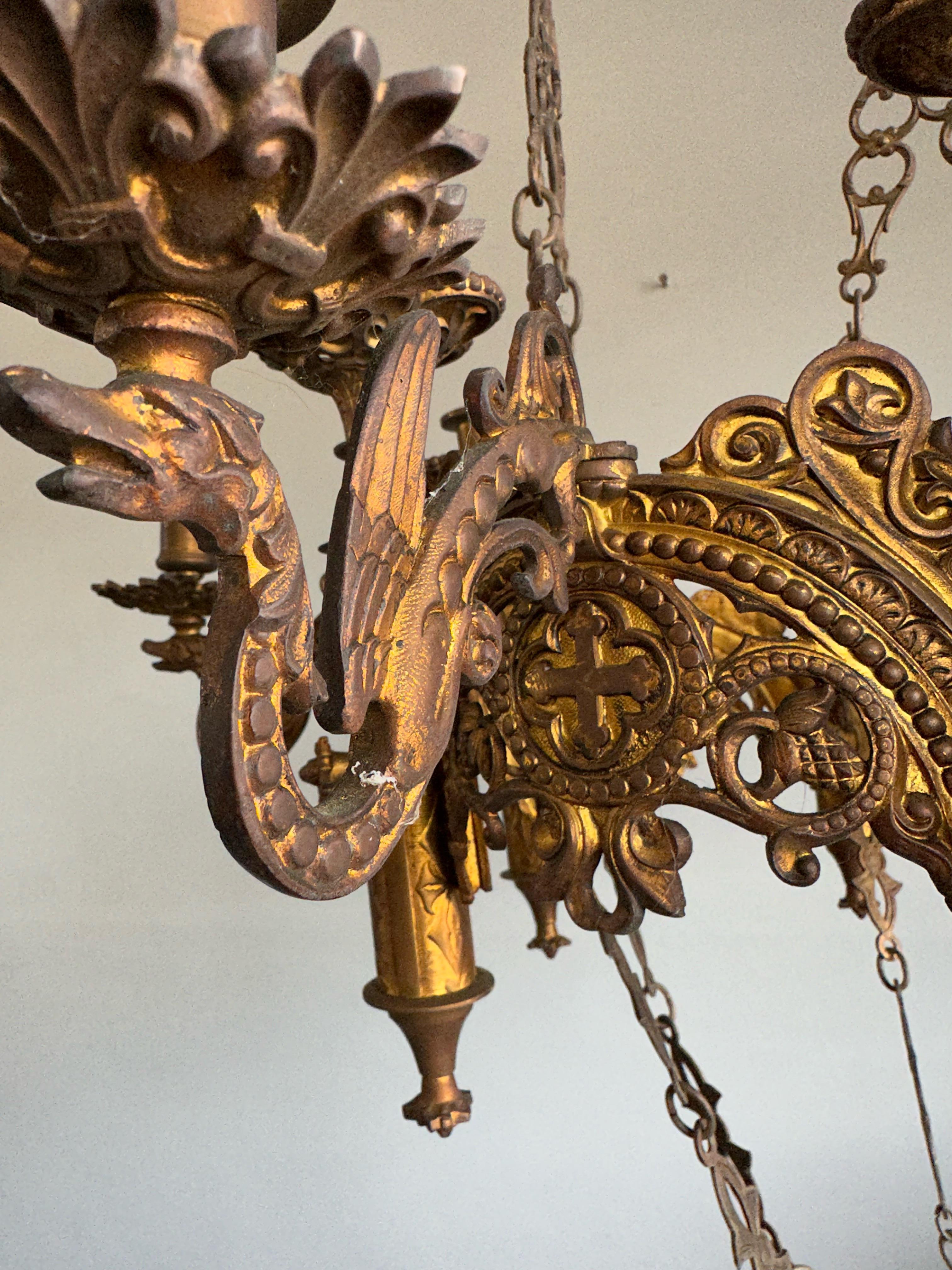 Grand et étonnant lustre suspendu ancien en bronze fin de style néo-gothique à 12 feux en vente 7