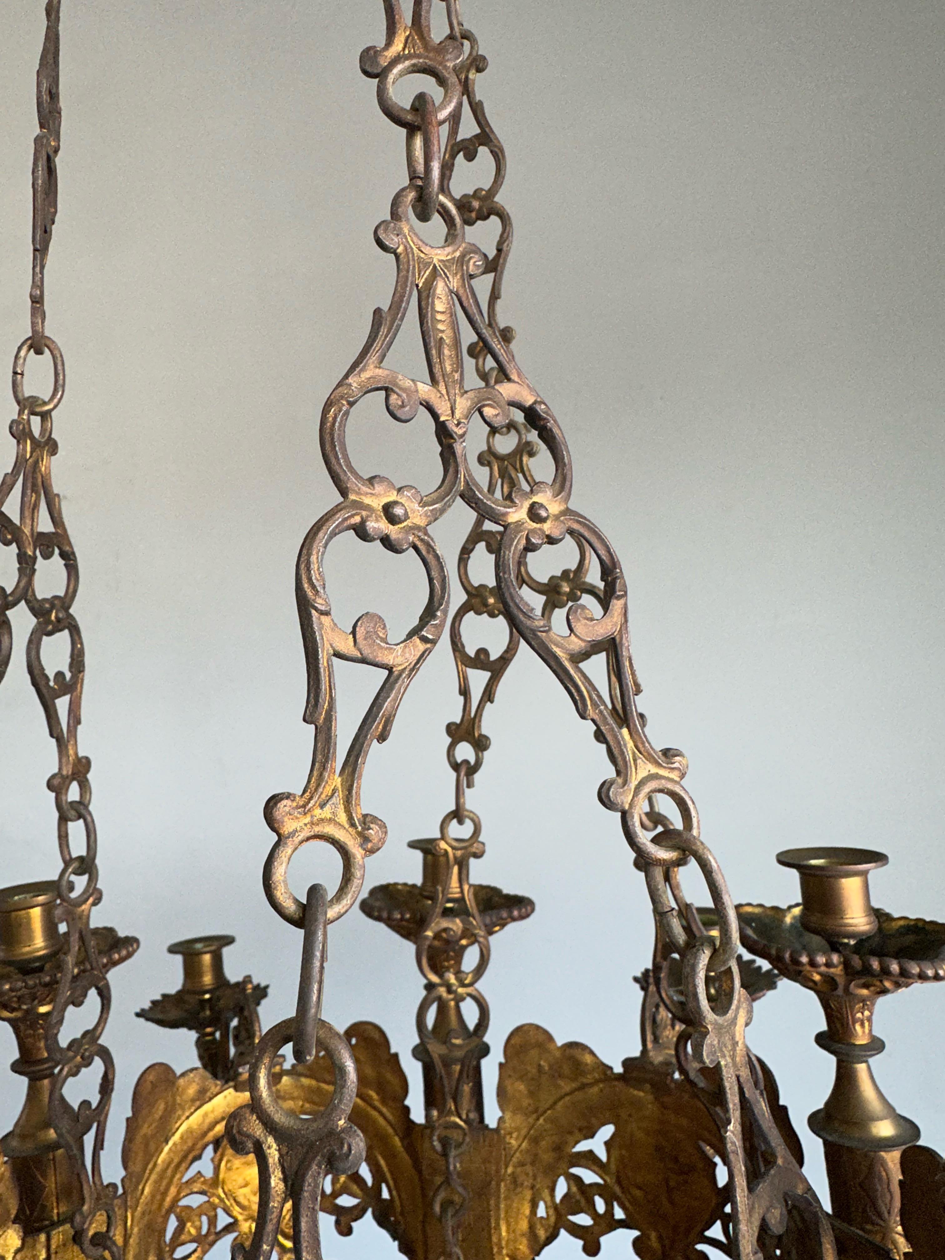 Antike und atemberaubende 12-Licht-Kronleuchter-Hängelampe aus feiner Bronze im gotischen Stil im Angebot 10