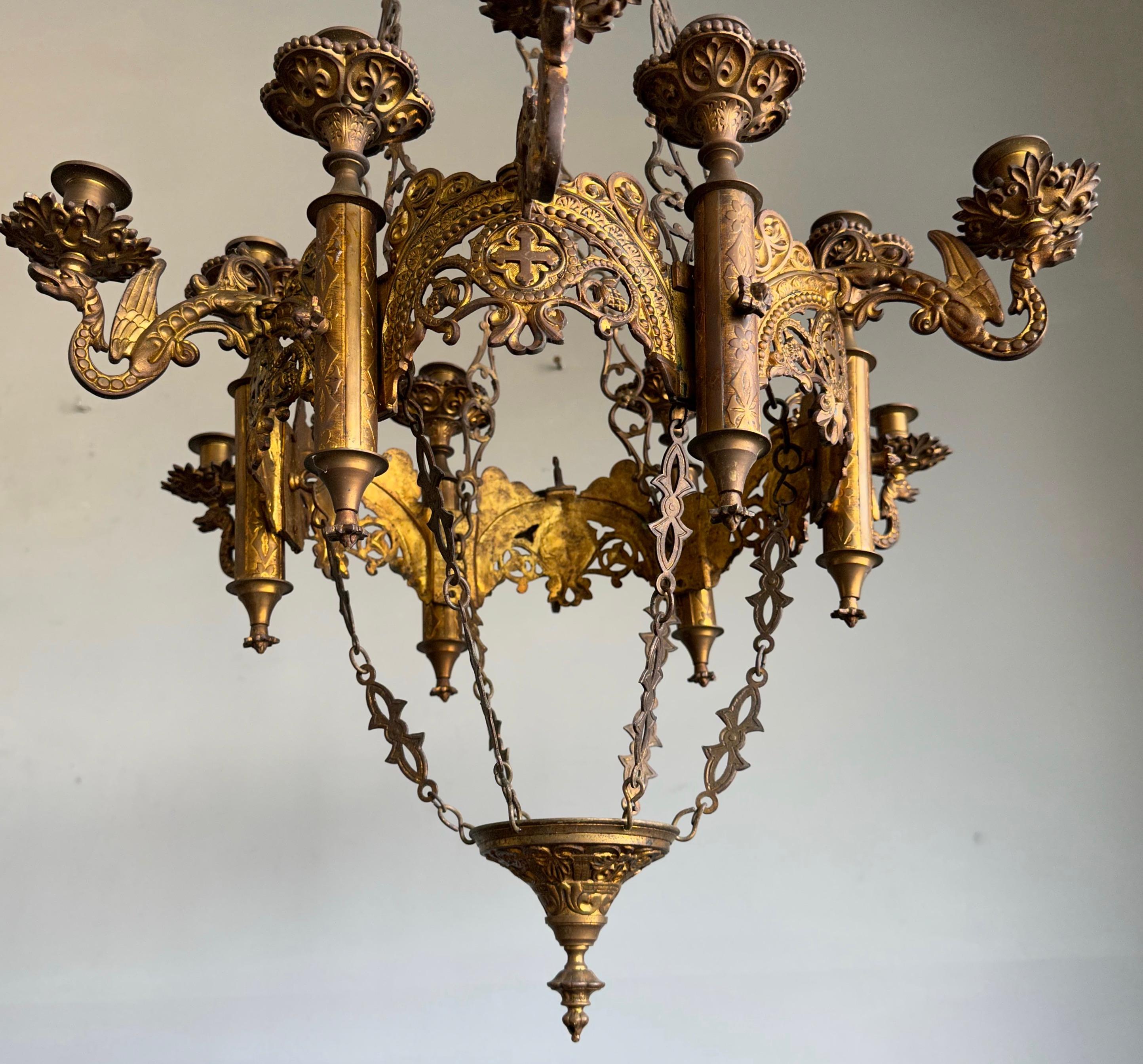 Grand et étonnant lustre suspendu ancien en bronze fin de style néo-gothique à 12 feux en vente 9