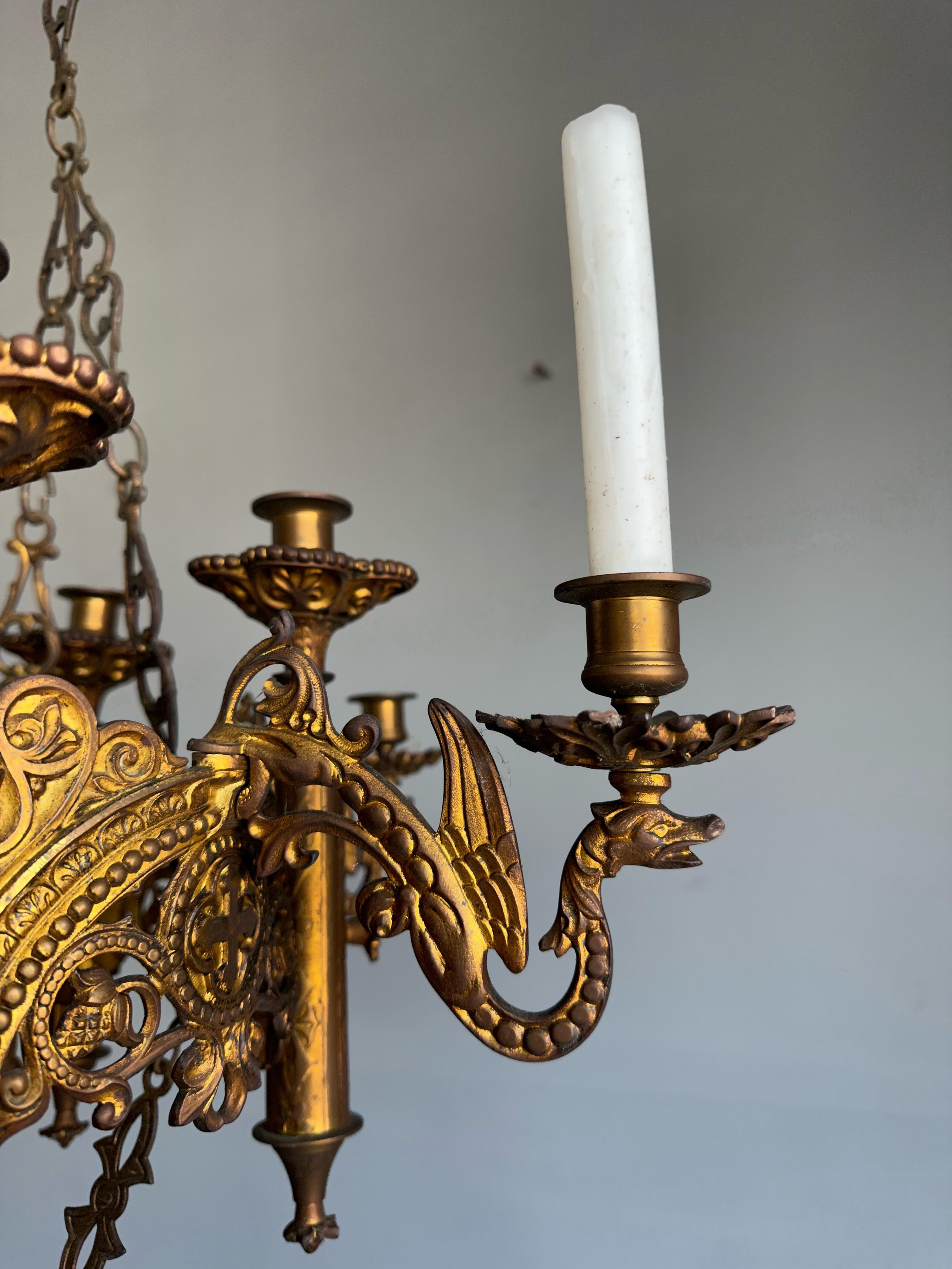 Grand et étonnant lustre suspendu ancien en bronze fin de style néo-gothique à 12 feux en vente 10