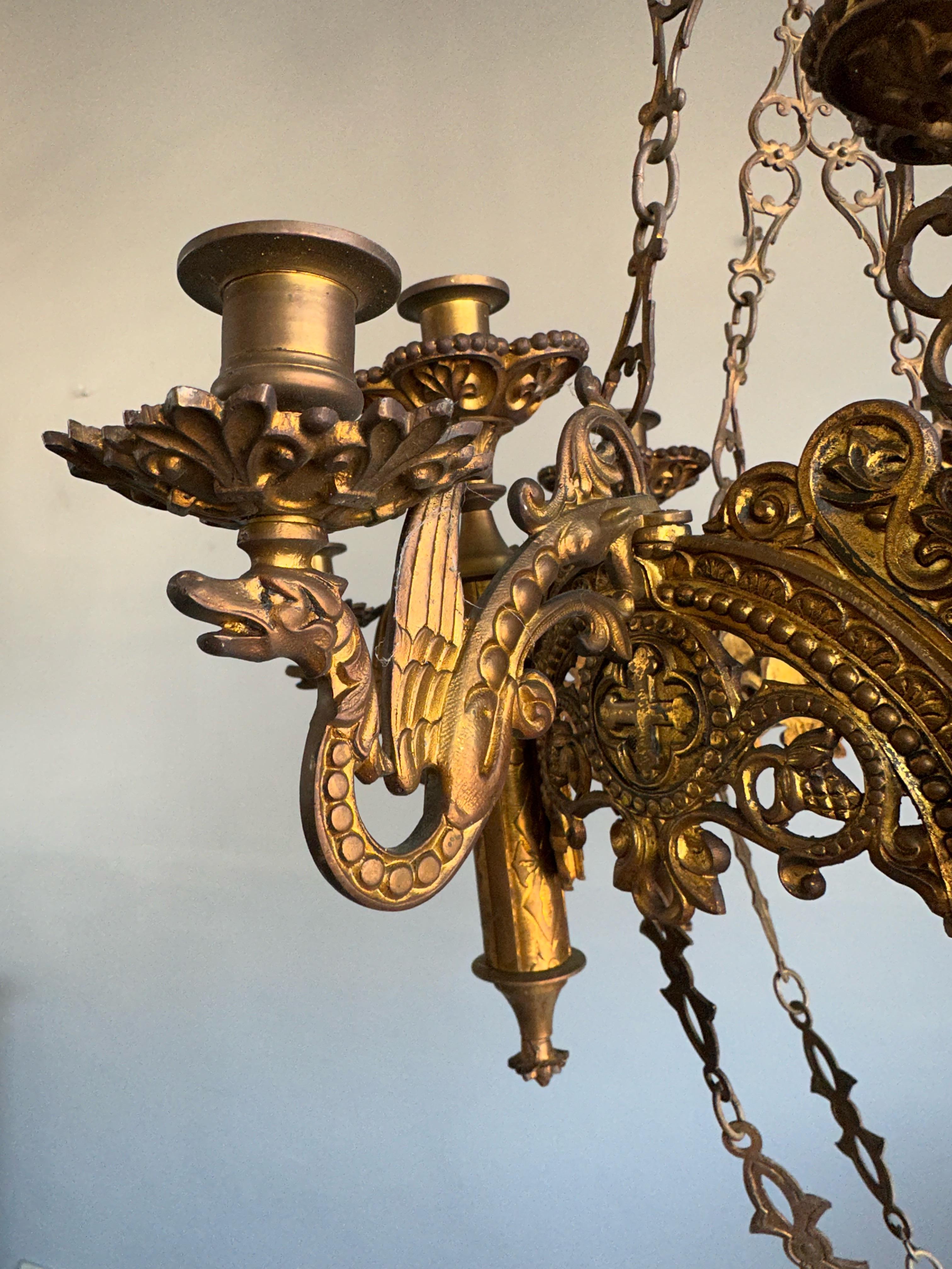 Antike und atemberaubende 12-Licht-Kronleuchter-Hängelampe aus feiner Bronze im gotischen Stil (19. Jahrhundert) im Angebot