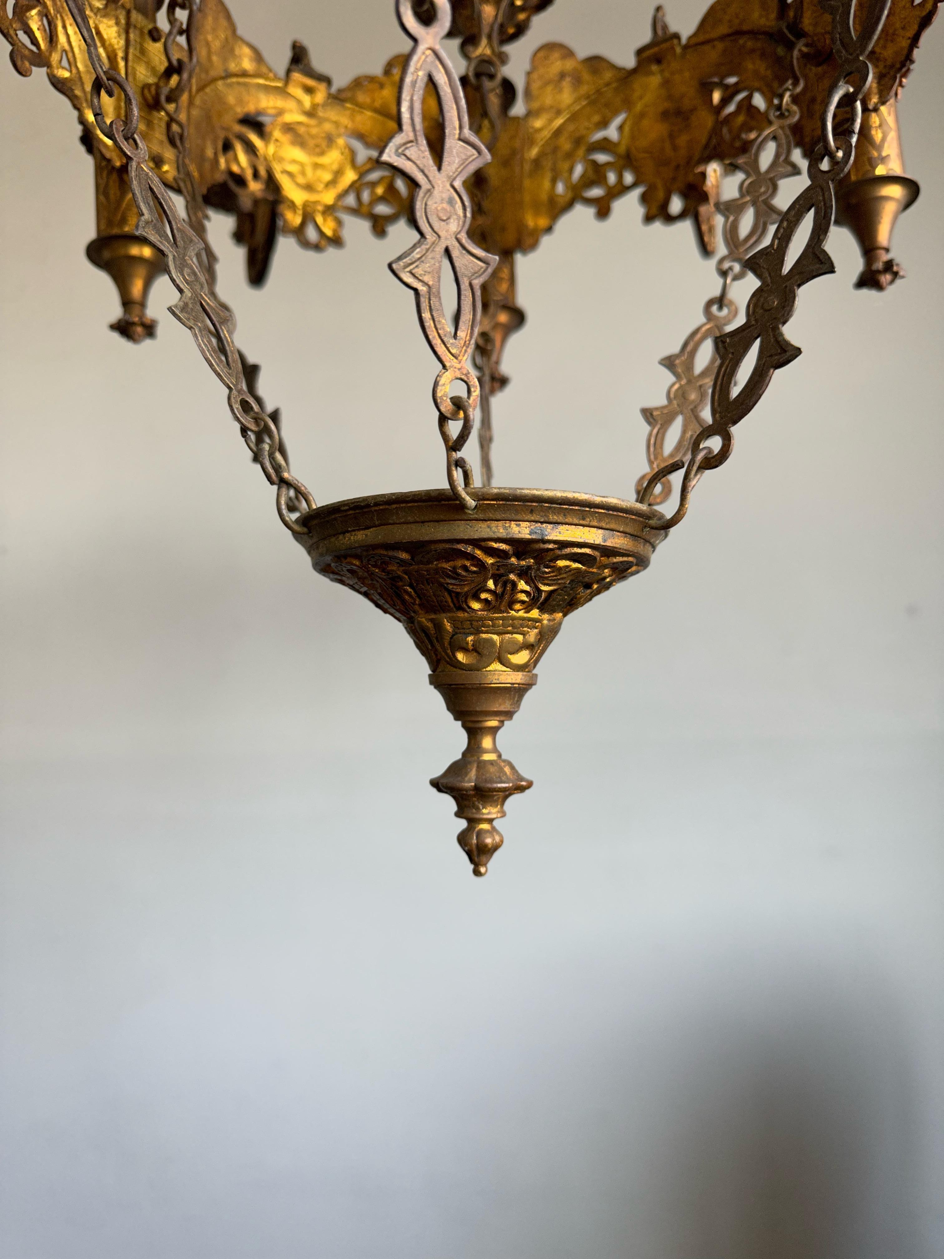 Grand et étonnant lustre suspendu ancien en bronze fin de style néo-gothique à 12 feux en vente 11