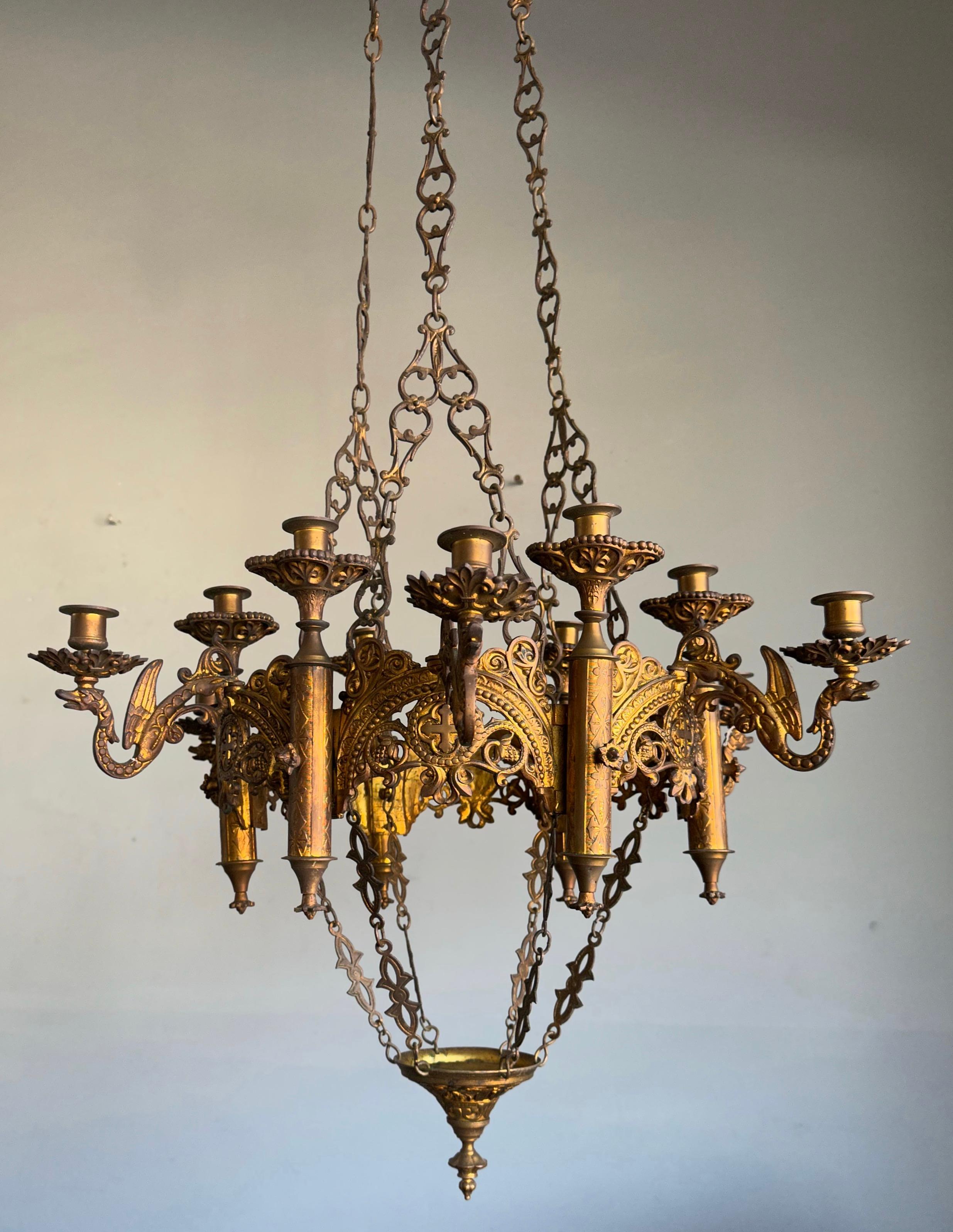 Bronze Grand et étonnant lustre suspendu ancien en bronze fin de style néo-gothique à 12 feux en vente