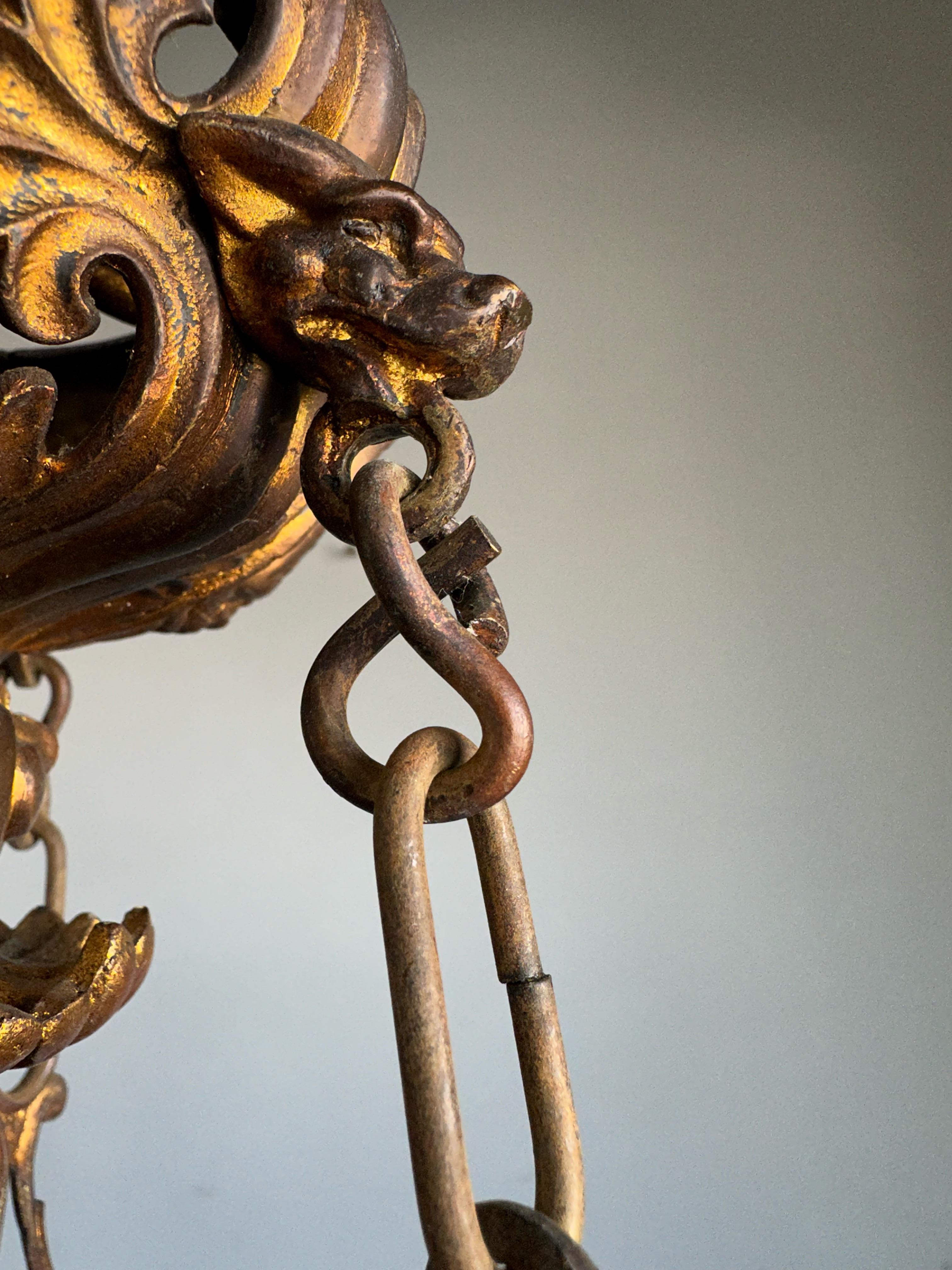 Antike und atemberaubende 12-Licht-Kronleuchter-Hängelampe aus feiner Bronze im gotischen Stil (Französisch) im Angebot