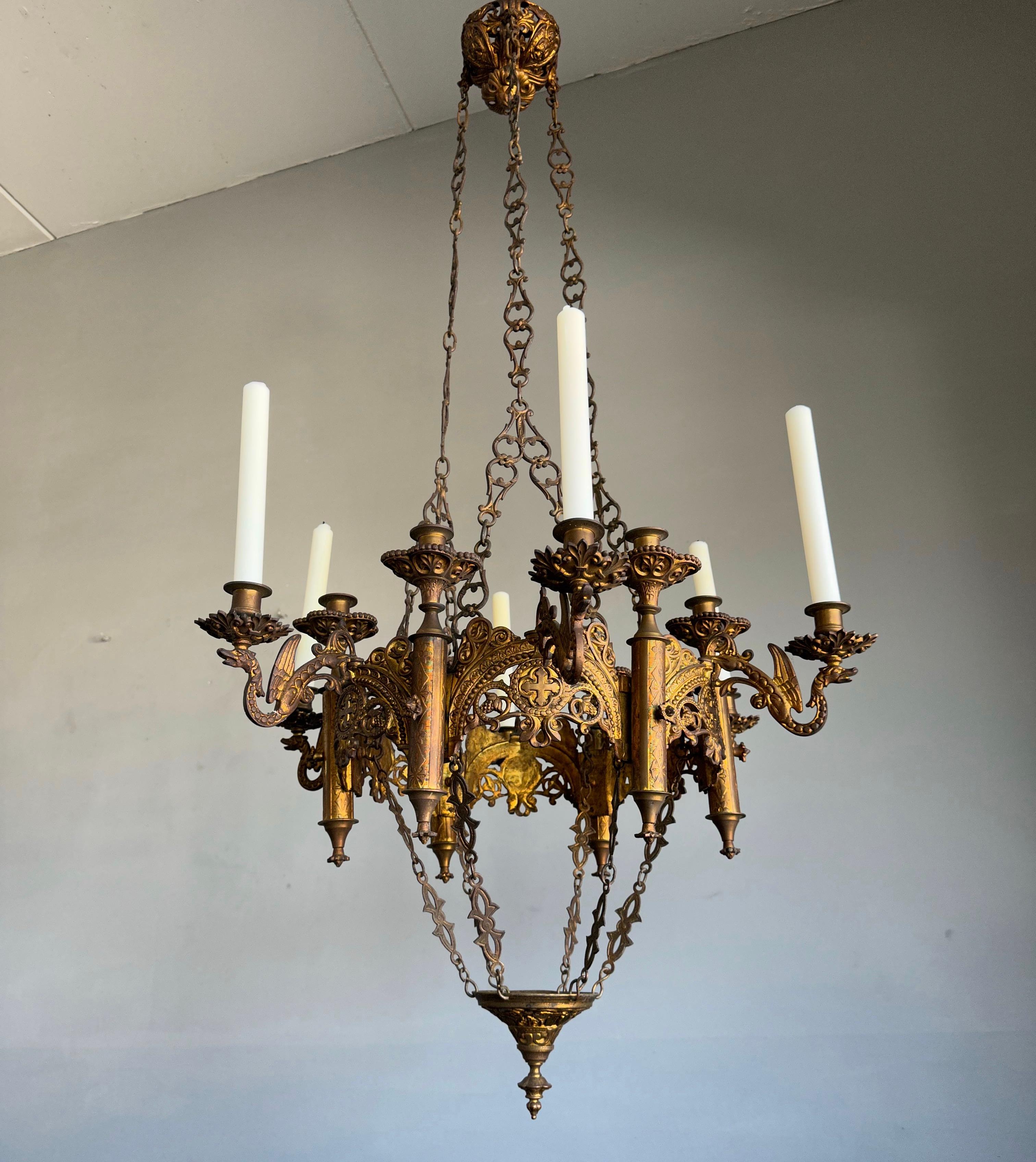 Doré Grand et étonnant lustre suspendu ancien en bronze fin de style néo-gothique à 12 feux en vente