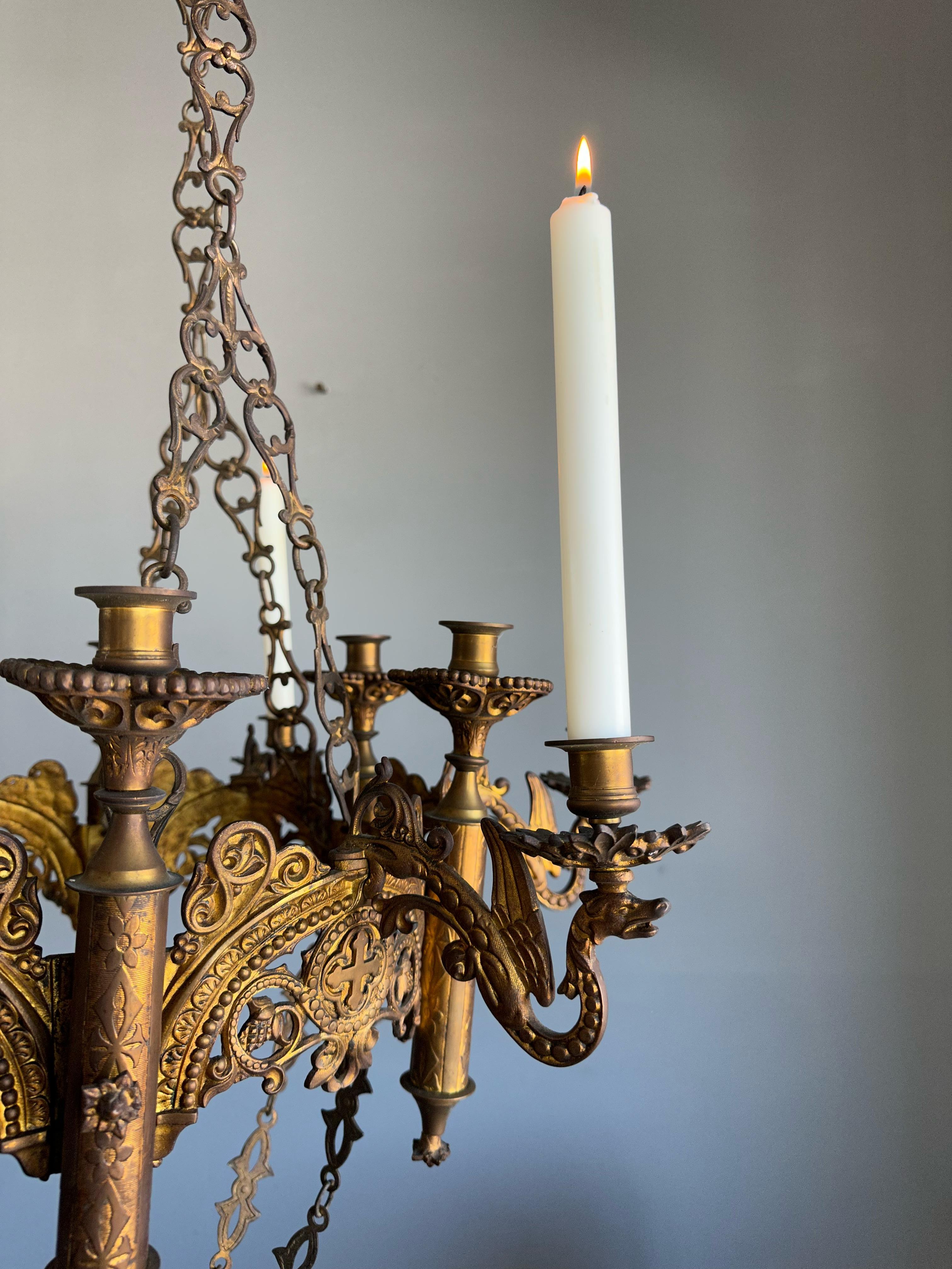 XIXe siècle Grand et étonnant lustre suspendu ancien en bronze fin de style néo-gothique à 12 feux en vente