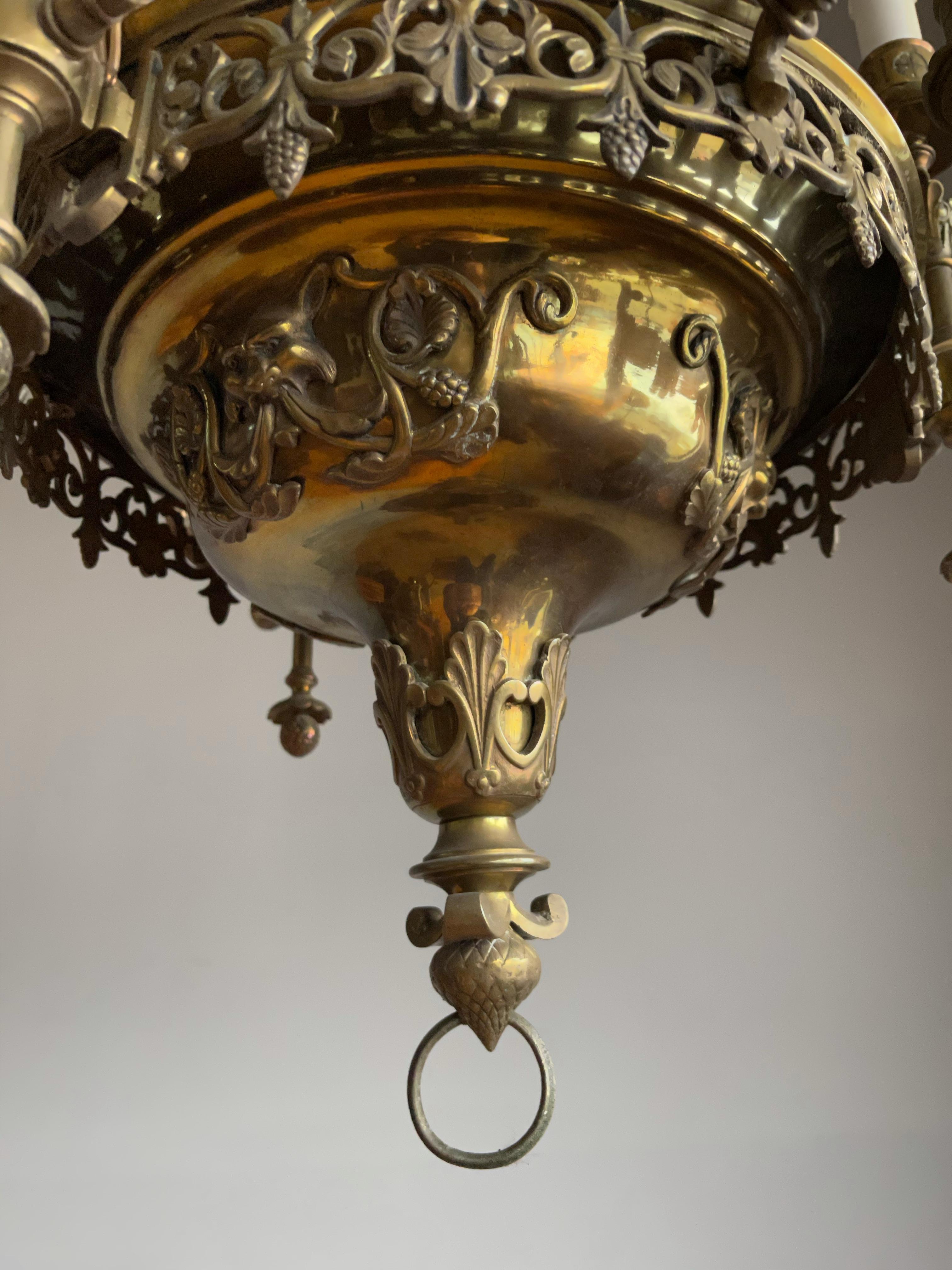 Stunning 19th Century Fine Bronze Gothic Revival 12-Light Chandelier / Pendant In Good Condition In Lisse, NL