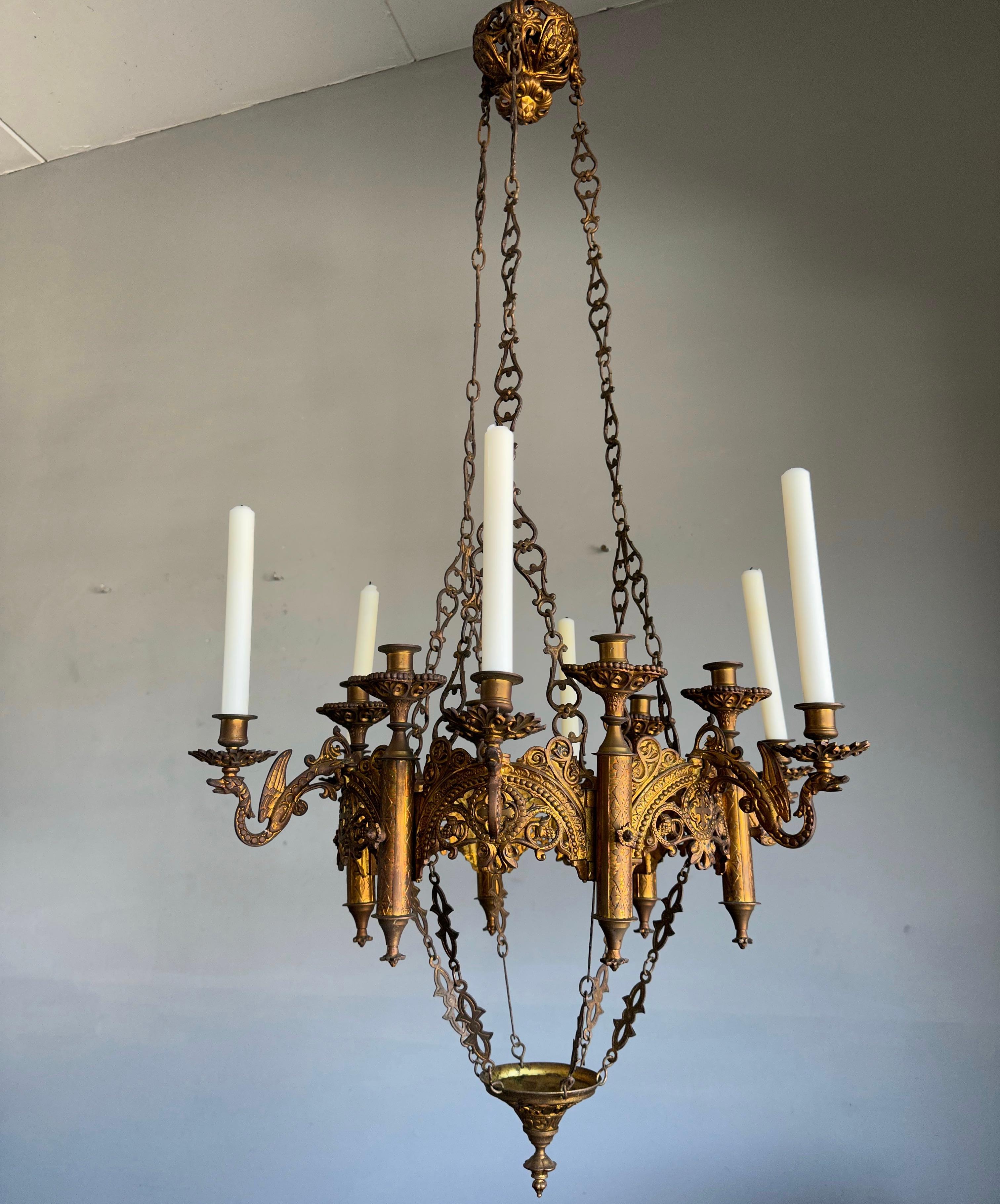 Antike und atemberaubende 12-Licht-Kronleuchter-Hängelampe aus feiner Bronze im gotischen Stil im Angebot 3
