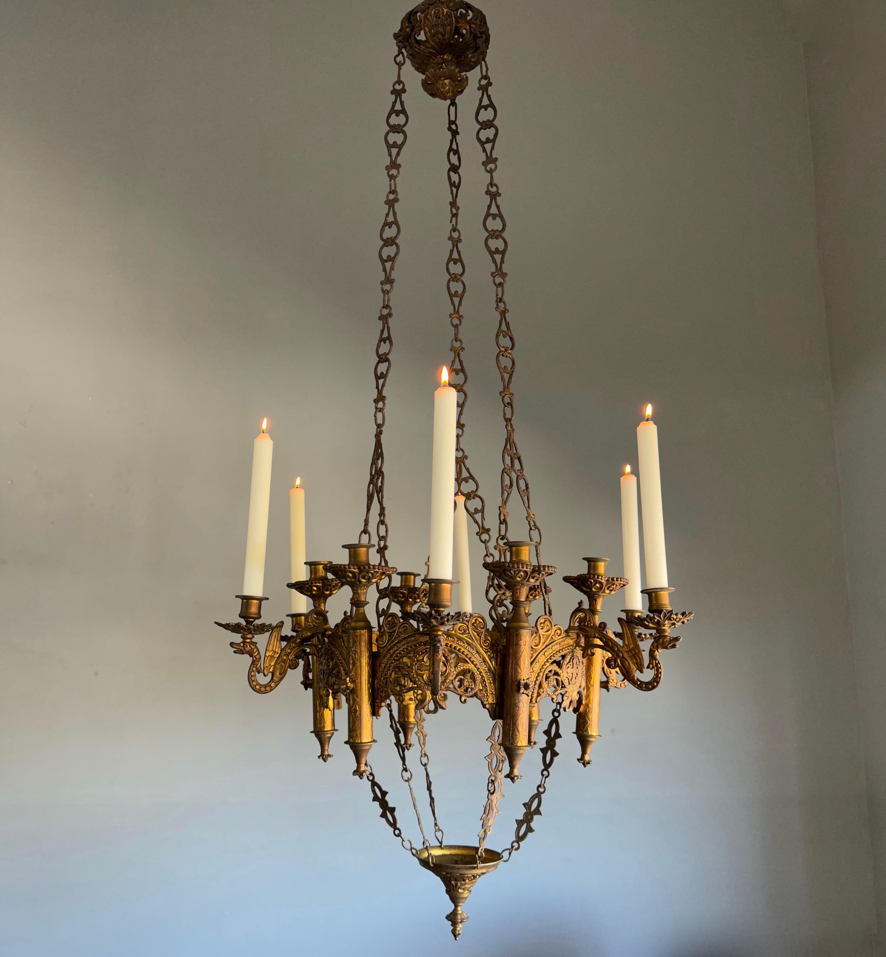 Grand et étonnant lustre suspendu ancien en bronze fin de style néo-gothique à 12 feux en vente 2