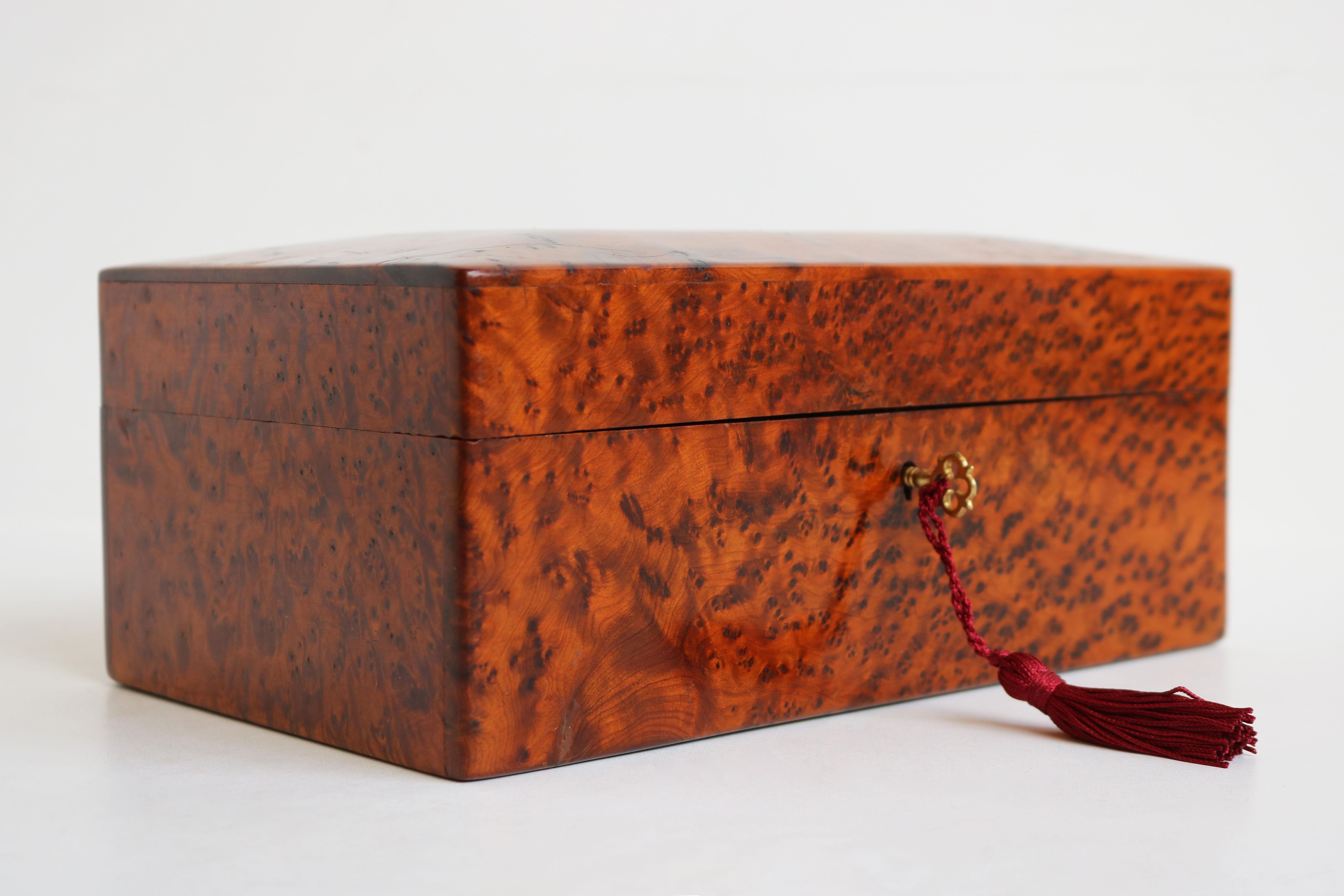 Étonnante boîte à bijoux Napoléon III en bois de ronce, datant du 19e siècle. 
Quel look étonnant que ce bois de ronce poli fabriqué avec un savoir-faire de haute qualité 
Cette boîte à bijoux est livrée avec sa serrure et sa clé d'origine.